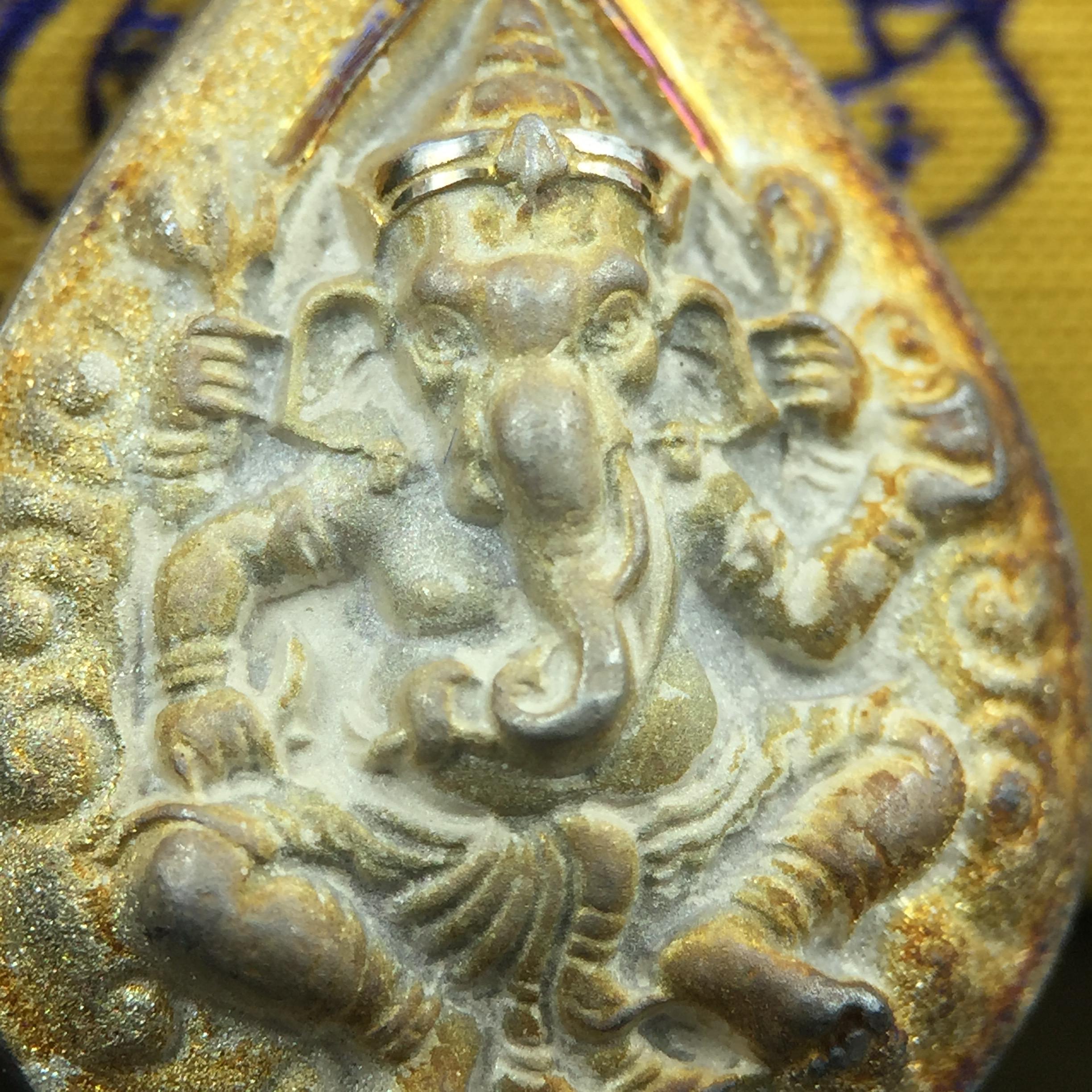 เหรียญพระพิฆเนศวร ญสส. ชุดกาญจนาภิเษกครองราชย์ 50 ปี พุทธศักราช 2538 พิมพ์ใหญ่(2.9 ซม.) เนื้อเงินผิวเดิมขึ้นสีรุ้งงดงามธรรมชาติสร้างสรรค์ สภาพสวยเดิมพร้อมกล่องบรรจุเดิม ตอกโค๊ดหมายเลขกำกับ(1ใน 5539องค์)