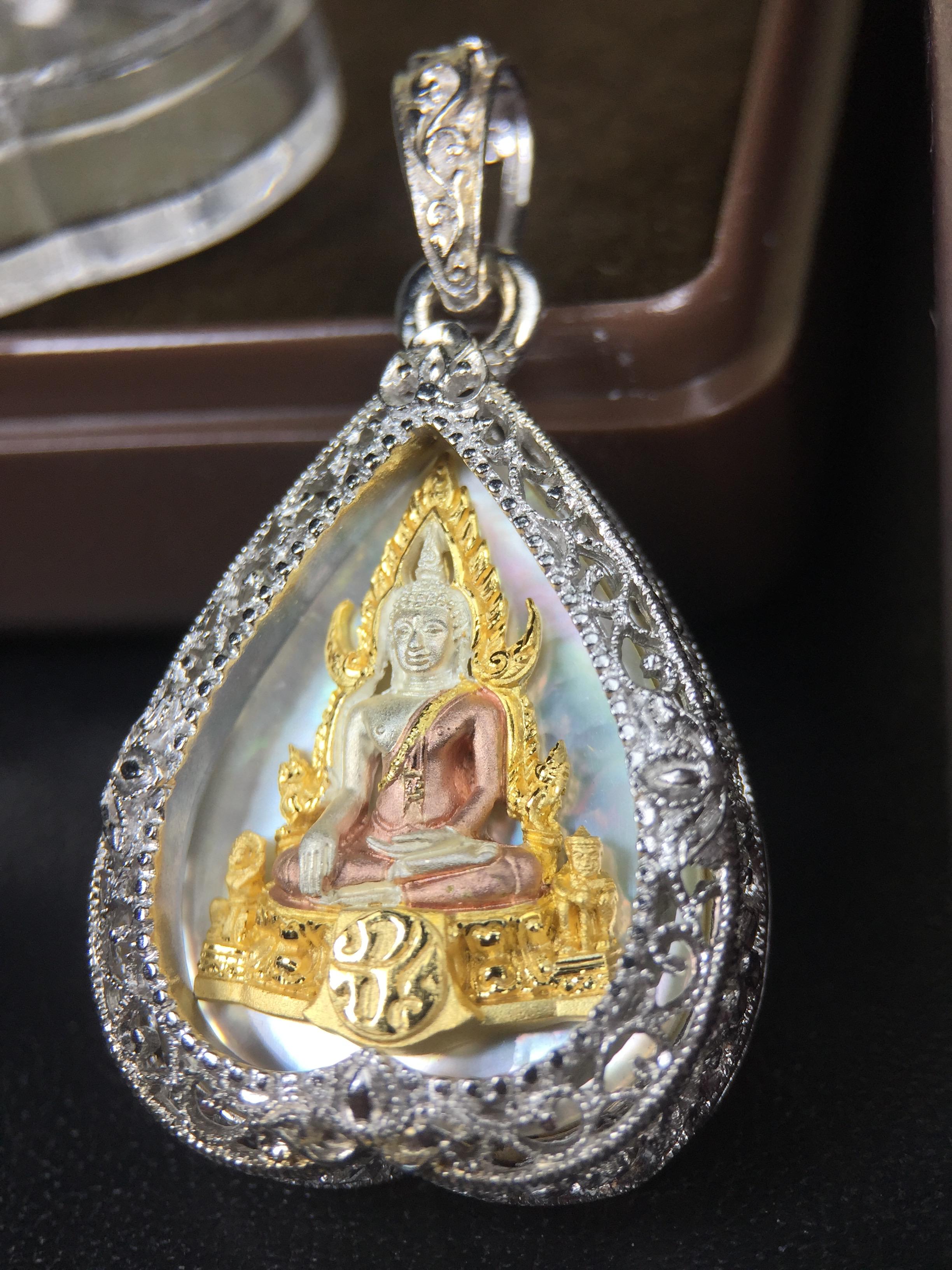 พระพุทธชินราช ภปร. โครงการ "เพราะแผ่นดินนี้ คือ แผ่นดินเกิด" ปี2548(รุ่นแรก) เหรียญทรงใบโพธิ์ ขนาด 21 x 29 มม. เนื้อเงินสามกษัตริย์ องค์พระชุบสามกษัตริย์ ล้อมด้วยกรอบเงินชุบทองคำขาวสลักเสลาเป็นลวดลายละเอียดอ่อน ส่วนพื้นองค์พระเป็นเปลือกหอยมุข