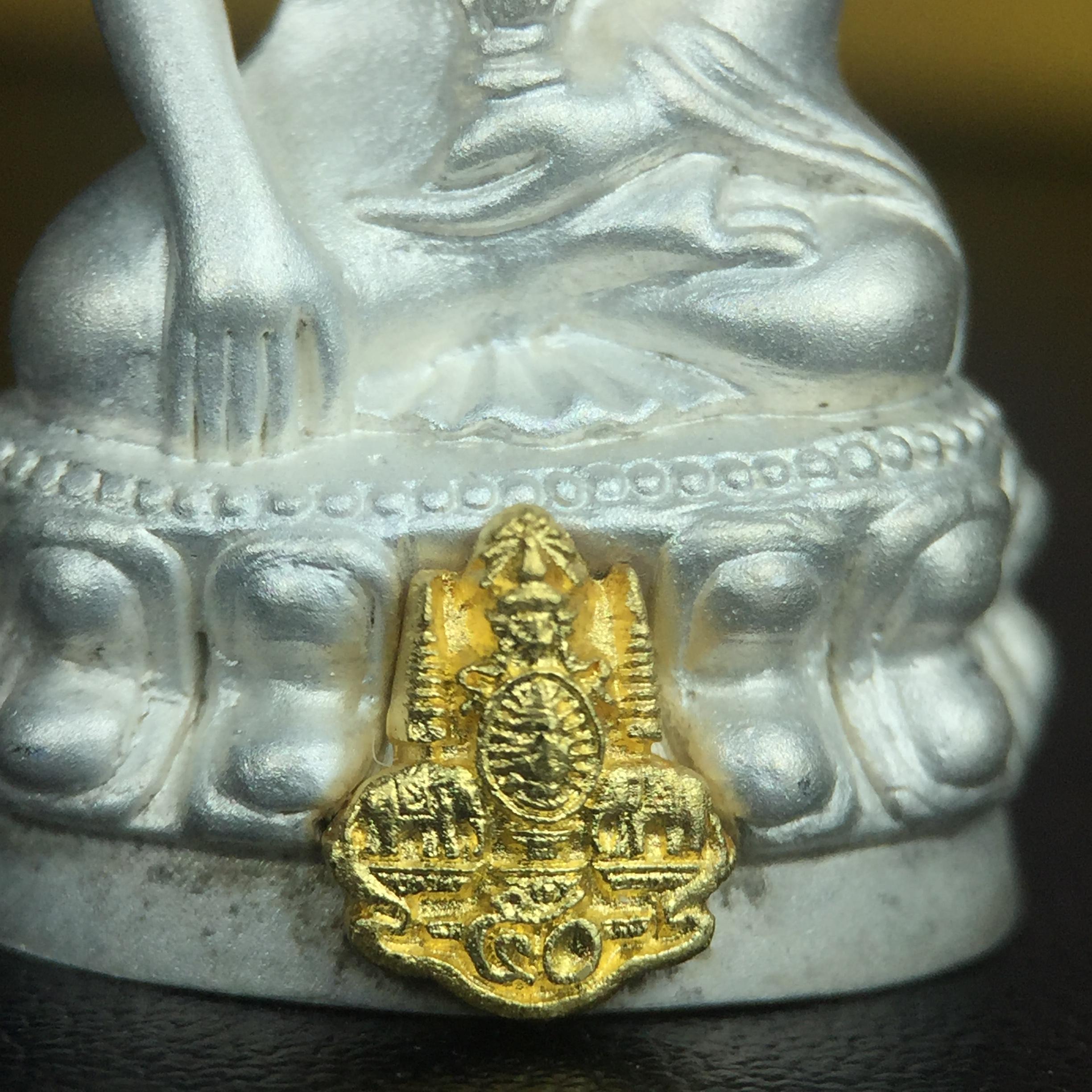 พระกริ่งสมเด็จญาณ วัดบวรนิเวศวิหาร เนื้อเงินบริสุทธิ์ 92.5% ตรากาญจนาภิเษกทองคำ(เนื้อทองคำแท้) พระราชทานแจกเมื่อ 3 ตุลาคม 2538 จัดสร้างในวโรกาส สมเด็จพระญาณสังวร สมเด็จพระสังฆราช ฉลองพระชนมายุครบ 82 พรรษา และฉลองครองราชสมบัติครบ 50 ปี รัชกาลที่ 9(หายาก)