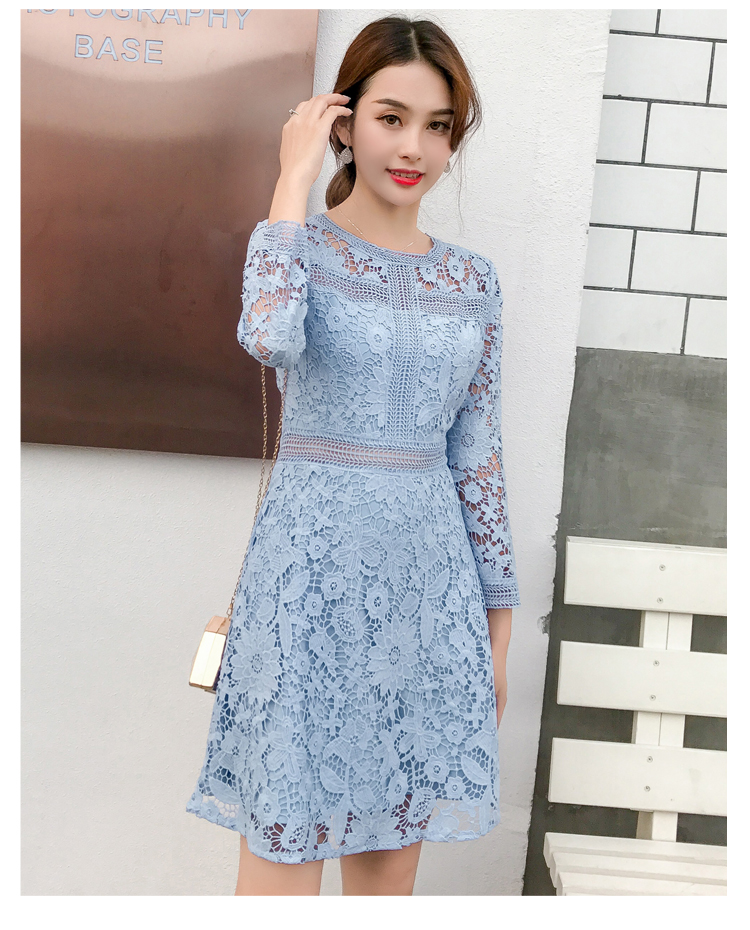 ชุดเดรสสั้นผ้าลูกไม้สีฟ้า คอกลม แขนยาว กระโปรงทรงเอ เล่นลายปรุ สวยเก๋มีสไตล์