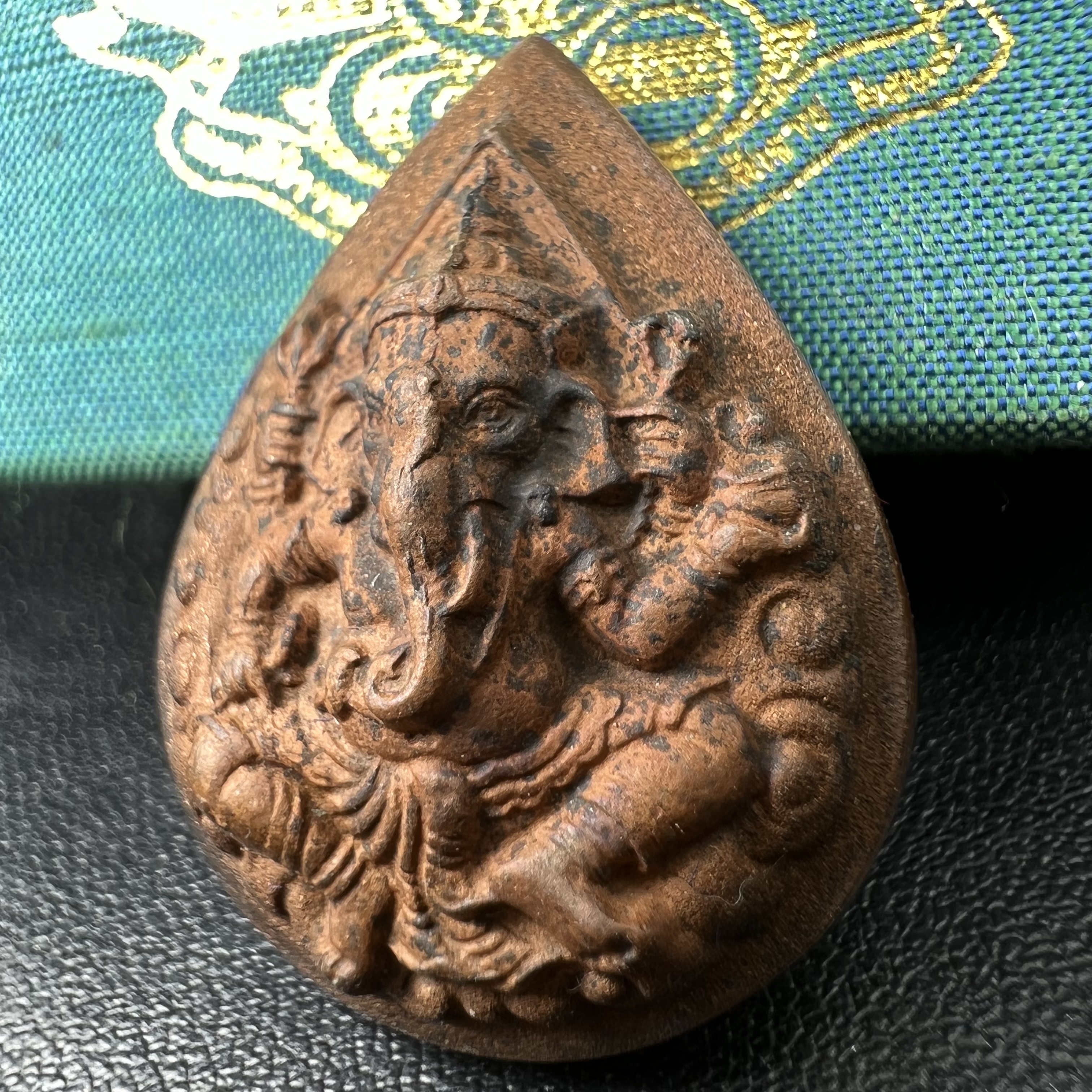 เหรียญพระพิฆเนศวร ญสส. ชุดกาญจนาภิเษกครองราชย์ 50 ปี พุทธศักราช 2538 วัดบวรนิเวศวิหาร พิมพ์ใหญ่(2.9 ซม.) เนื้อทองทิพย์ สภาพสวยเดิมพร้อมกล่องบรรจุเดิม ตอกโค๊ดหมายเลขกำกับ(คัดสภาพสวยเดิม พิธีใหญ่ พุทธศิลป์งดงาม)