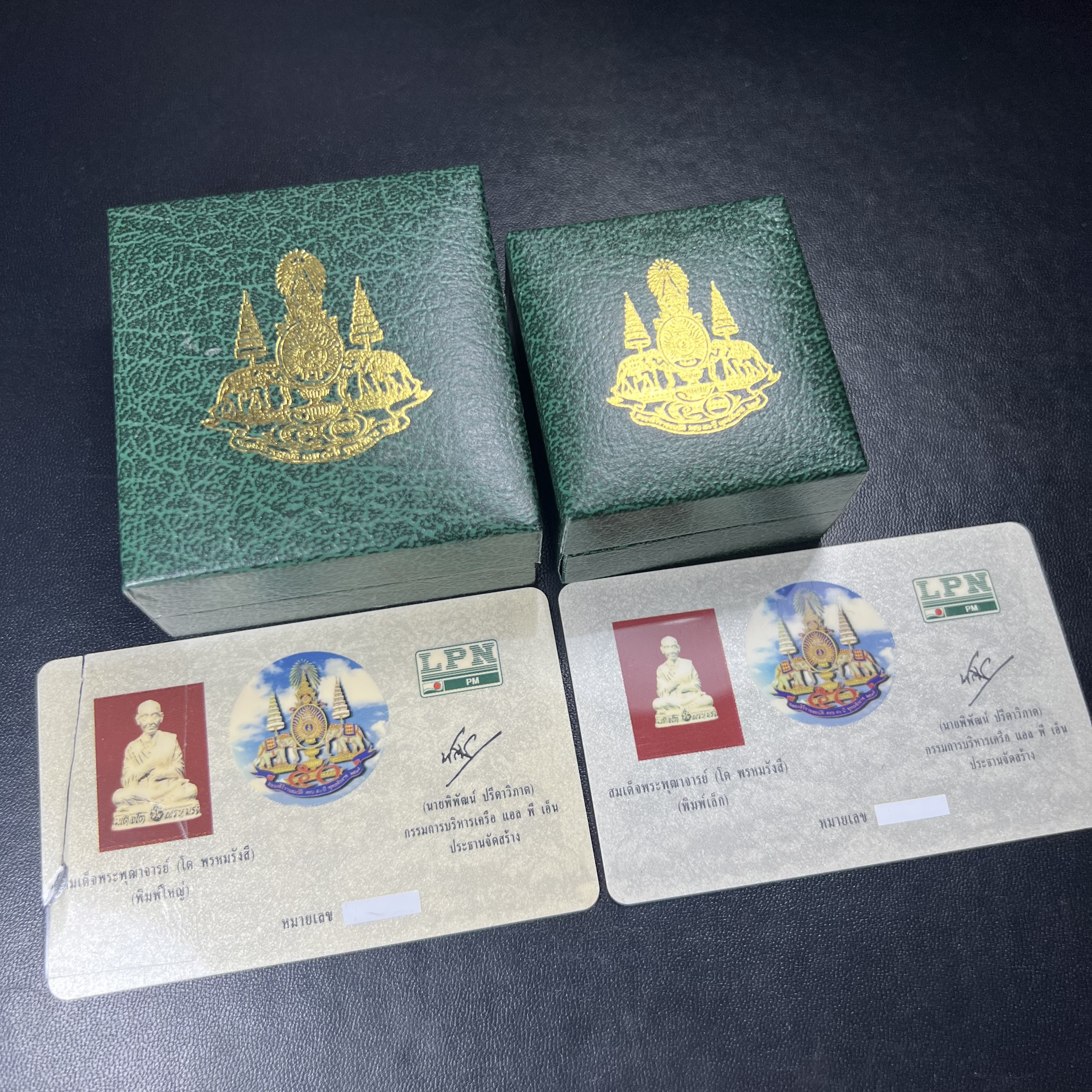 รูปเหมือนลอยองค์ สมเด็จพระพุฒาจารย์ (โต พรหมรังสี)เนื้อเงินบริสุทธิ์ 99.9% แบบทรายนวลขัดเงาบางส่วน (พิมพ์ใหญ่+พิมพ์เล็ก) วัดใหม่อมตรส บางขุนพรหม ปี2540 รุ่นกาญจนาภิเษก จัดสร้างในวโรกาสที่รัชกาลที่ 9 ทรงครองสิริราชสมบัติ ครบ 50ปี พร้อมกล่องใบรับรองเดิมครบ