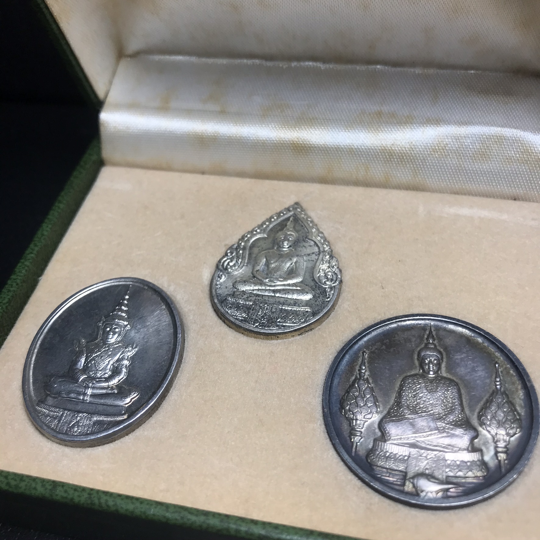 เหรียญพระแก้วมรกตหลัง ภปร ฉลองกรุงรัตนโกสินทร์ครบ 200 ปี พ.ศ.2525 เนื้อเงินกล่องบรรจุเดิมครบ3พิมพ์(บล็อกพระราชศรัธา)(ในหลวงรัชกาลที่9 เสด็จในพิธี)