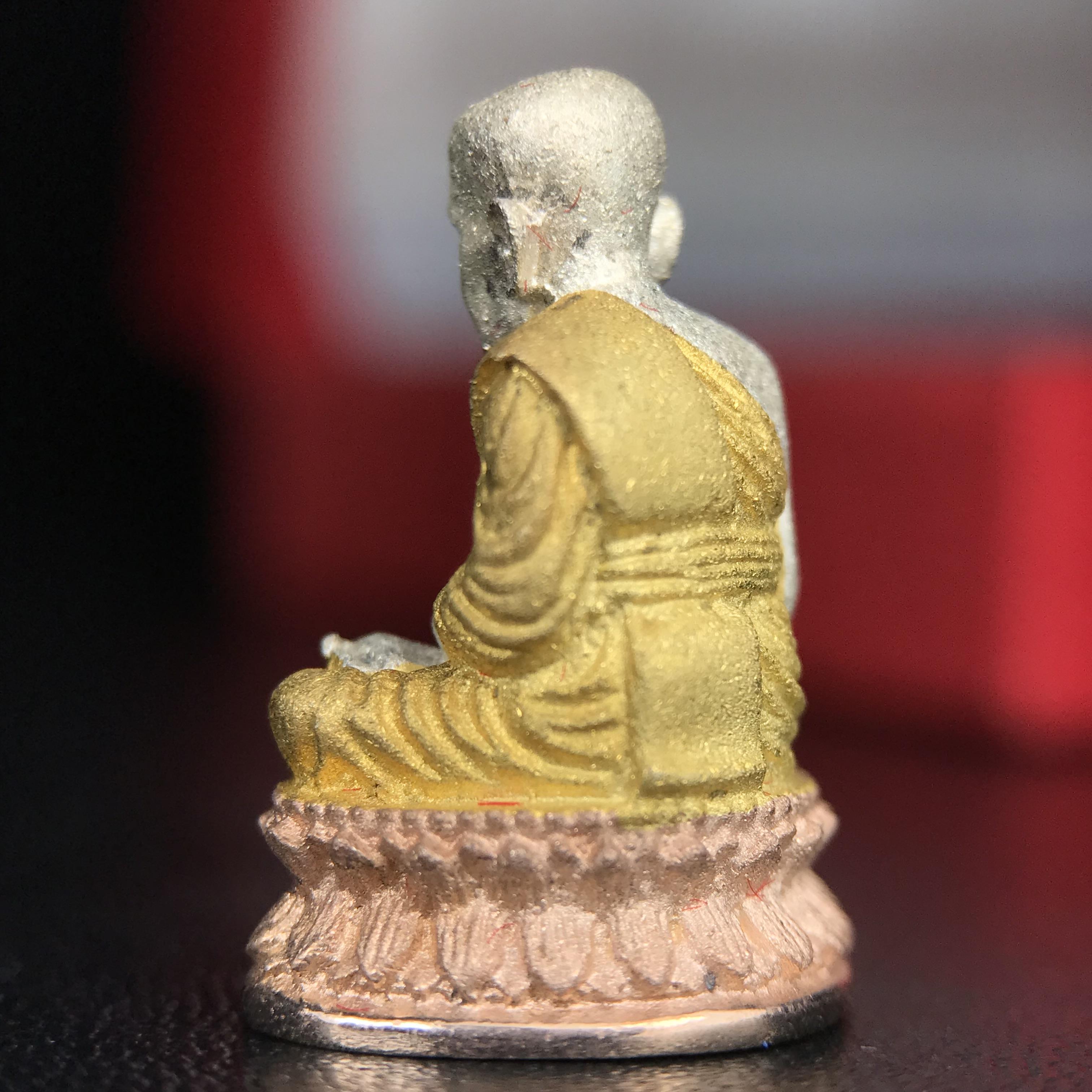 สมเด็จหลวงปู่ทวด วัดช้างให้ รุ่น เฉลิมพระเกียรติ ตราสัญลักษณ์ มวก. พิมพ์ลอยองค์เนื้อเงิน-สามกษัตริย์ ปี 2544 พิธีพุทธาภิเษกใหญ่ ณ อุโบสถวัดช้างให้และอุโบสถวัดพระศรีรัตนศาสดาราม ( วัดพระแก้ว )โดยนิมนต์เกจิชื่อดังสายใต้ทั้งหมดจำนวน 108 รูป