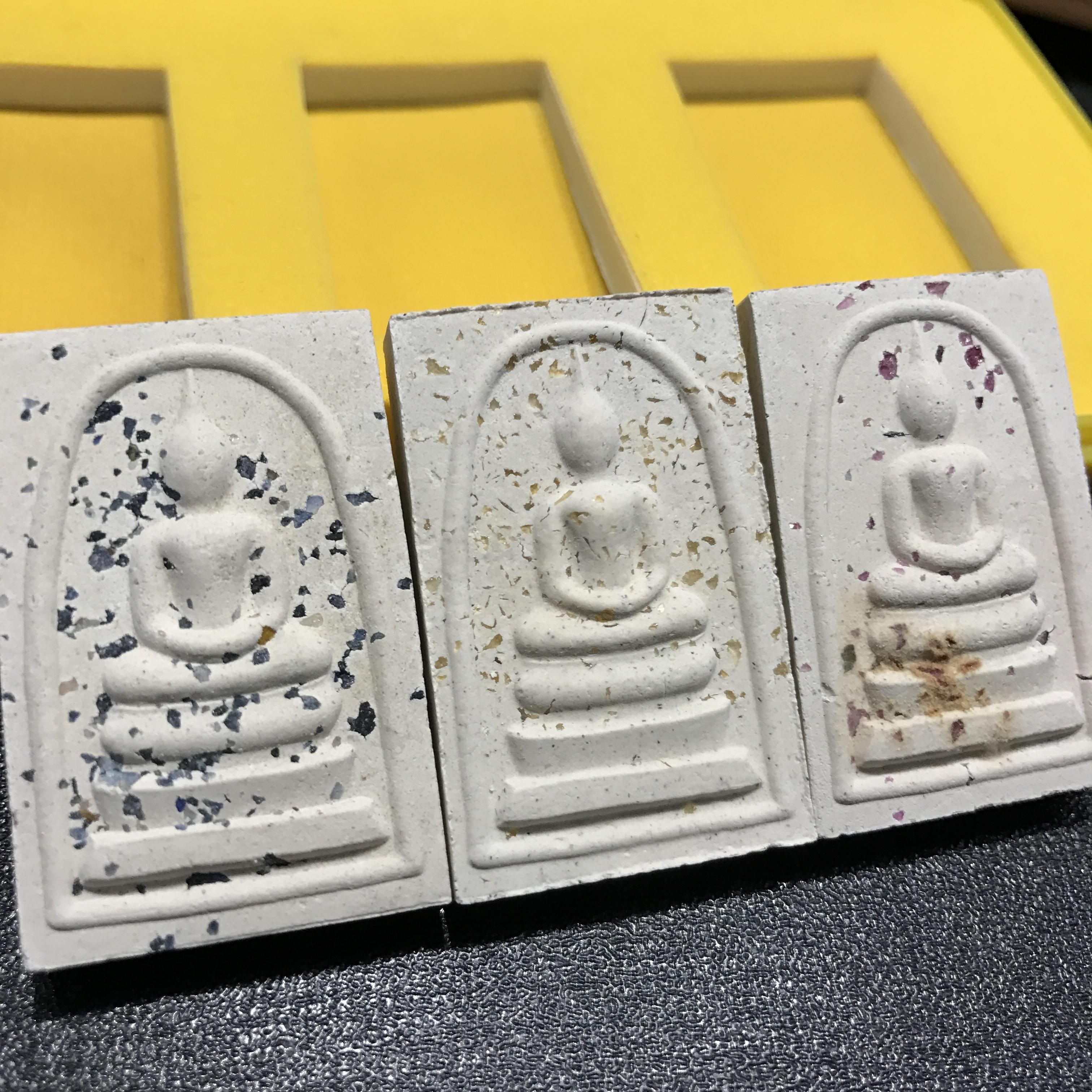 พระสมเด็จพิมพ์ใหญ่ เฉลิมพระเกียรติ พร้อมทั้งอัญเชิญตราสัญลักษณ์ฉลองครองราชย์ครบ 60 ปี เนื้อนวโลหะชุบนาก ประดิษฐานด้านหลังองค์พระ ครบชุด 3 องค์