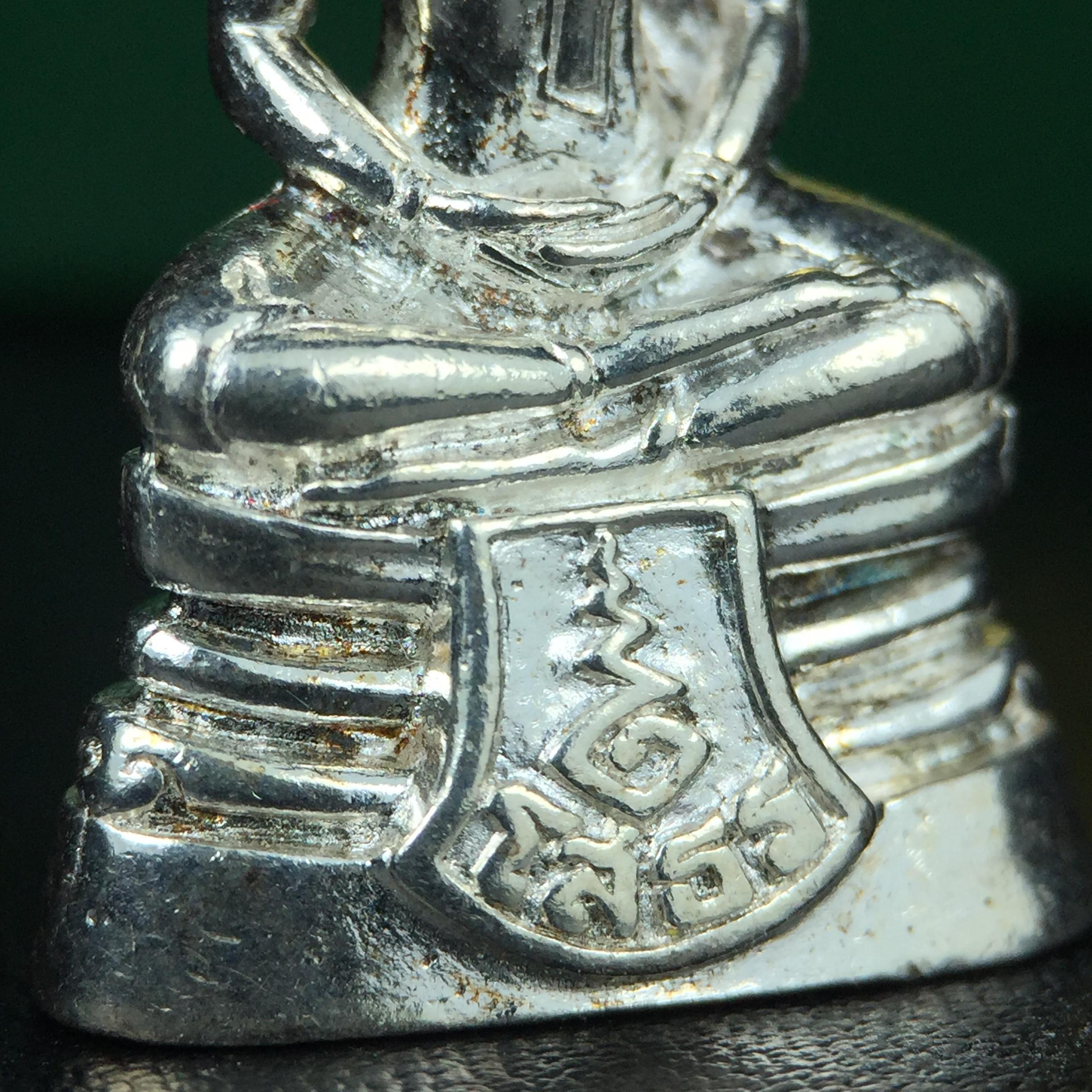 พระพุทธโสธร รุ่น กศก. 120 ปี เนื่องในโอกาสครบ 120 ปี กรมศุลกากร กระทรวงการคลัง จัดสร้าง ปี 2537 เนื้อเงินบริสุทธิ์ 99.9% ผิวขัดเงา(งานบริษัท แพรนด้า จิวเวลรี่)สวยงดงาม ทรงคุณค่า