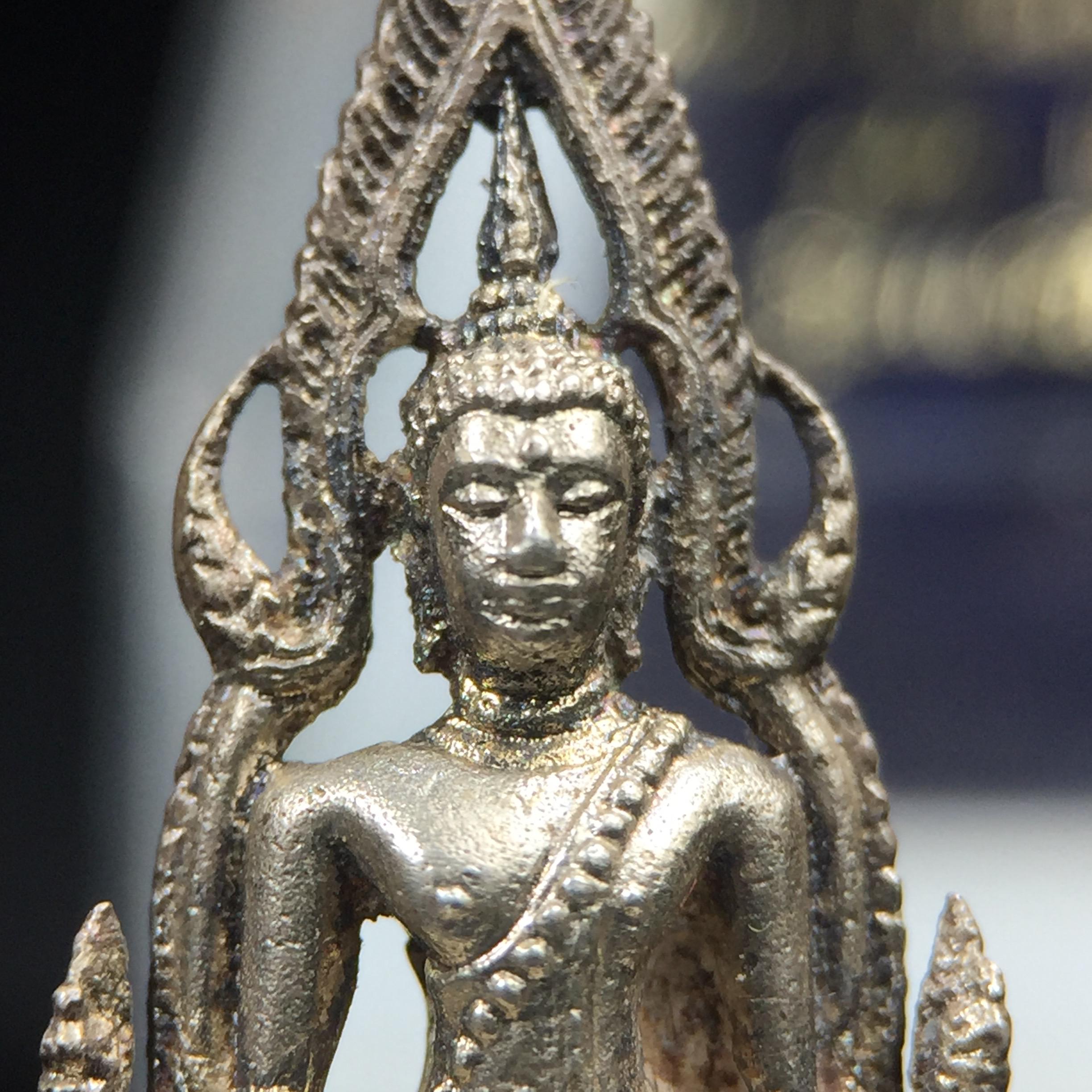 พระกริ่งพุทธชินราช รุ่นพระมาลาเบี่ยง ปี พ.ศ.2520 (รุ่นแรก รุ่นเดียว) วัดพระศรีรัตนมหาธาตุ พิษณุโลก ปี 2520 พิมพ์ใหญ่เนื้อเงิน(ผิวเดิมสวยติดรุ้งนิดๆผิวขึ้นน้ำทองสวยมีเสน่ห์ตามกาลเวลา)พิธีใหญ่ เกจิในยุคร่วมเสกมากมาย(องค์หมายเลขสวย เลขเบิ้น เลขคู่ ๕๕๓๓)