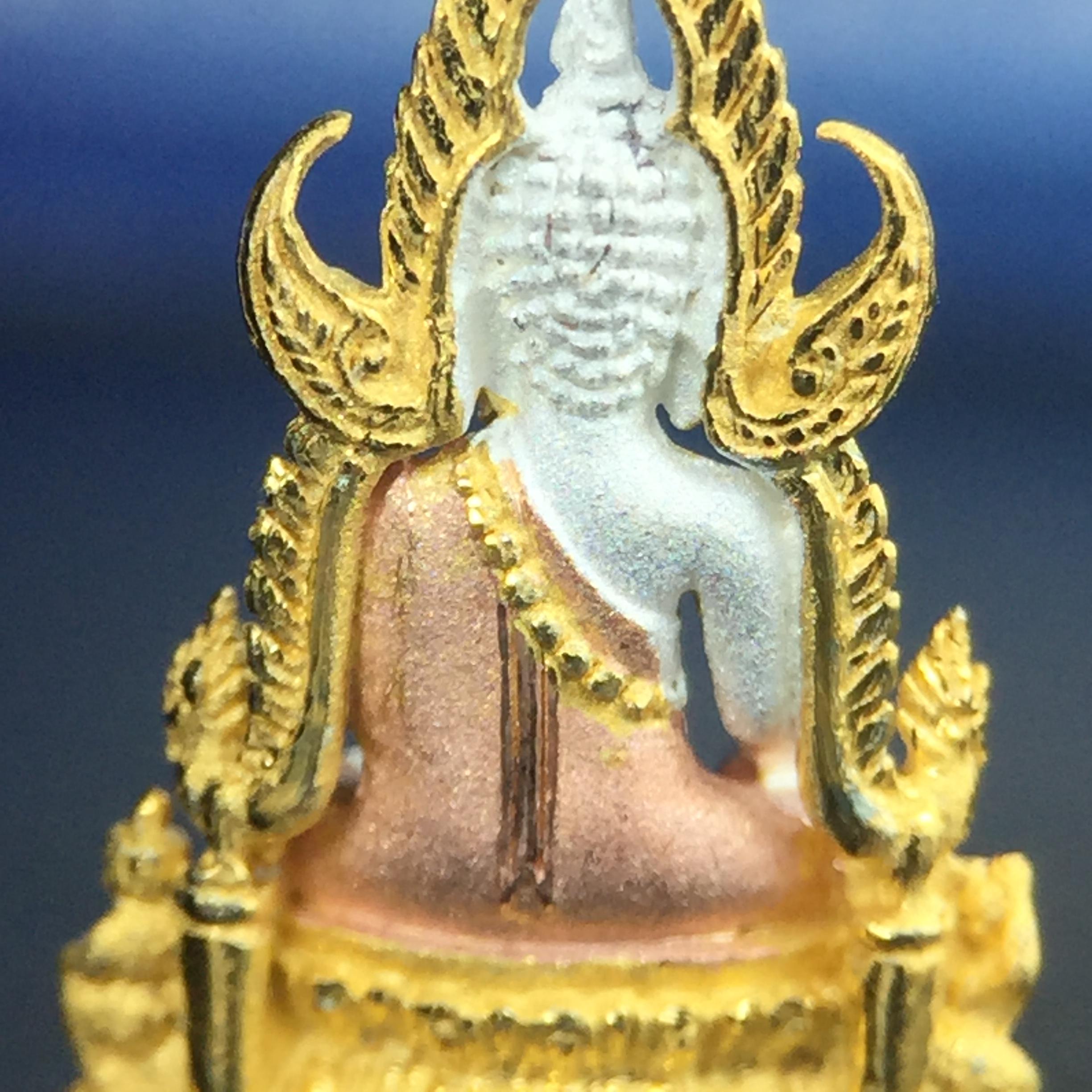 พระพุทธชินราช ภปร. โครงการ เพราะแผ่นดินนี้คือแผ่นดินเกิด เนื้อเงินชุบสามกษัตริย์ ปี2551 ขนาดหน้าตัก1/4นิ้ว (สวยงามหายาก)