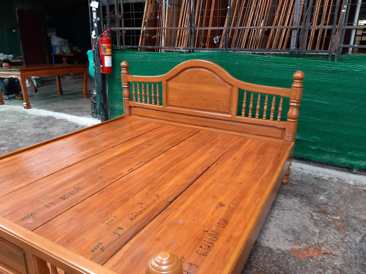 เตียงไม้สักแท้ 6 ฟุต รุ่นคลาสสิค