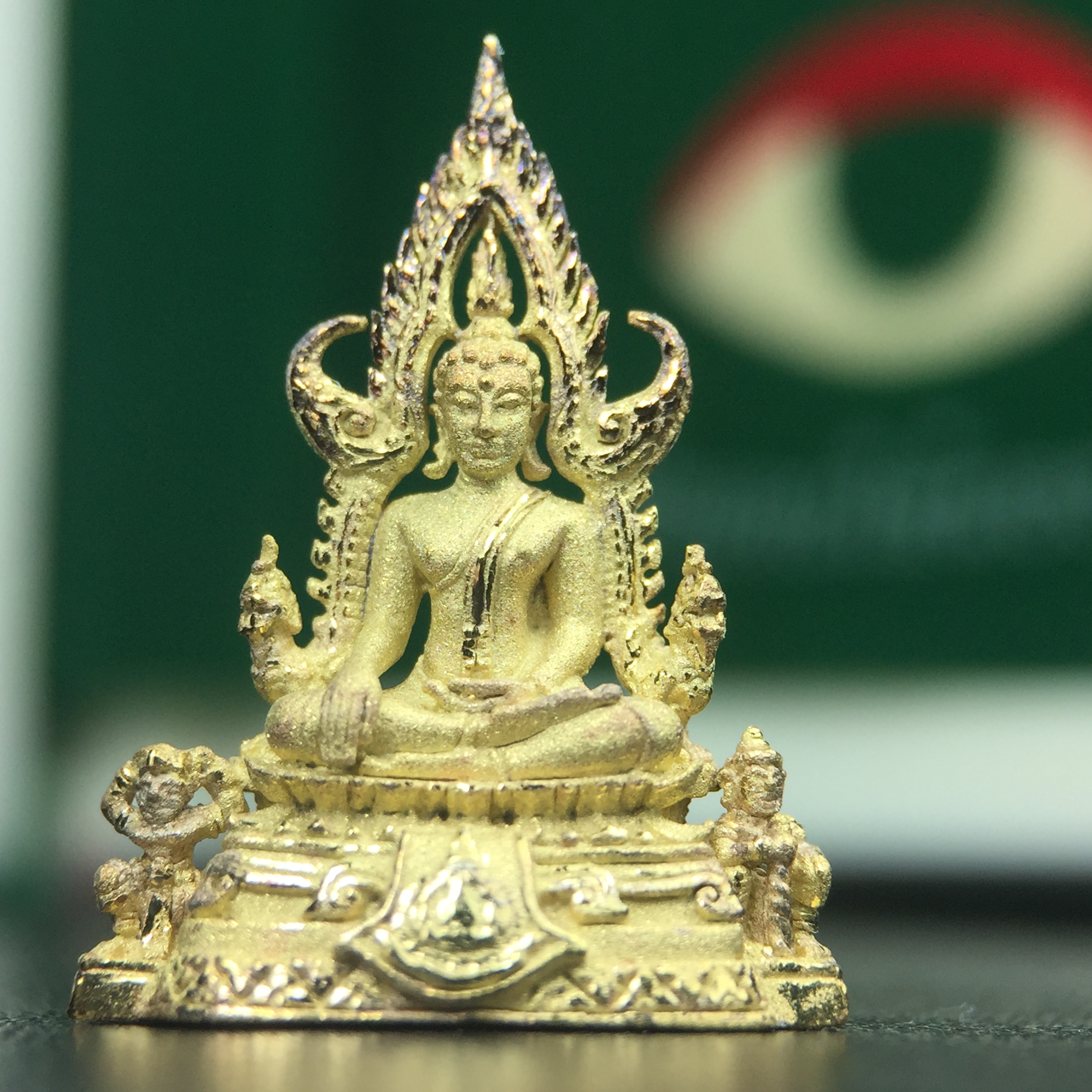 พระพุทธชินราช ภปร. ในวโรกาสพระราชพิธีมหามงคล เฉลิมพระชนมายุ6รอบ 5ธันวาคม2542 มูลนิธิพิทักษ์ดวงตาประชาชน จัดสร้าง เนื้อเงินบริสุทธิ์ 99.9% แบบชุบทองประกายเพชร 3 ไมครอน พิมพ์กลาง ขนาดสูง 2.4 ซม. พร้อมกล่องบรรจุเดิม