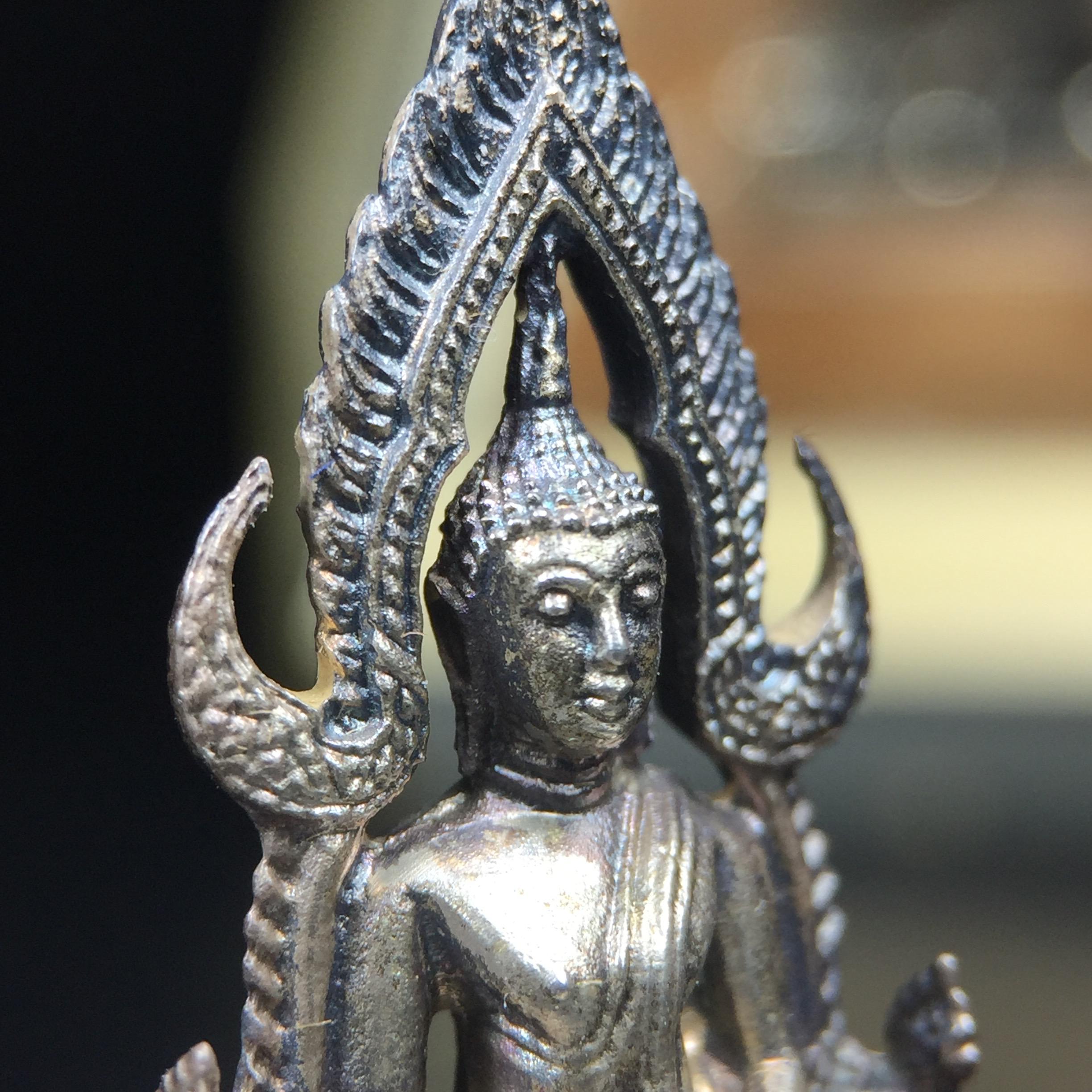 พระกริ่งพระพุทธชินราช มวก. วัดเบญจมบพิตร ปี 2519(รุ่นพิเศษ รุ่นแรก รุ่นเดียว)เนื้อเงิน(สภาพสวยผิวเดิมติดรุ้งผิวขึ้นน้ำทองสวยมีเสน่ห์ตามกาลเวลา)(ในหลวงรัชกาลที่9และสมเด็จพระราชินีเสด็จฯเททอง)(พิธีใหญ่ เกจิอาจารย์ในยุคยอดนิยมร่วมปลุกเสก) (องค์หมายเลข ๒๕๓๐)