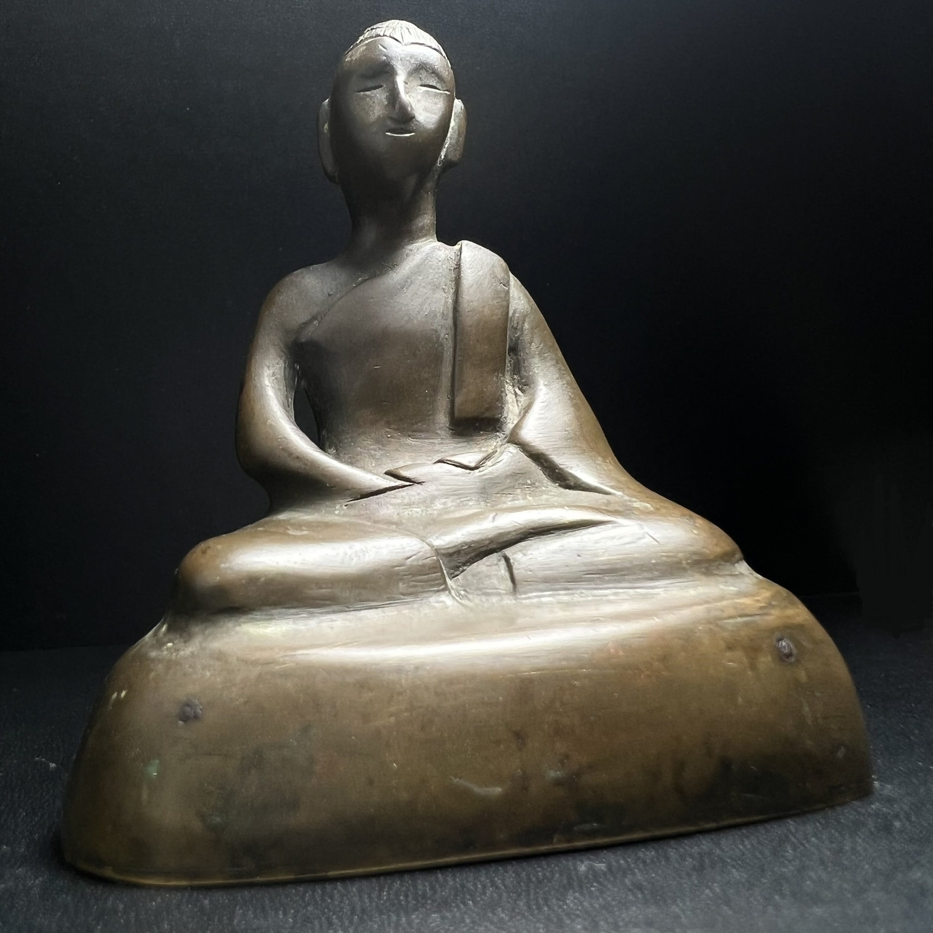 พระพุทธรูปฝีพระหัตถ์สมเด็จย่า ขนาดบูชาหน้าตัก 2 นิ้ว จัดสร้างขึ้นเนื่องในวาระครบ 6 รอบ เมื่อวันที่21 ตุลาคม พ.ศ.2515 (ในหลวงรัชกาลที่ 9 เสด็จพระราชดำเนินทรงเททอง)พิธีปลุกเสกยิ่งใหญ่ เกจิ 108 รูป ร่วมปลุกเสก หายากพบเจอน้อยมาก