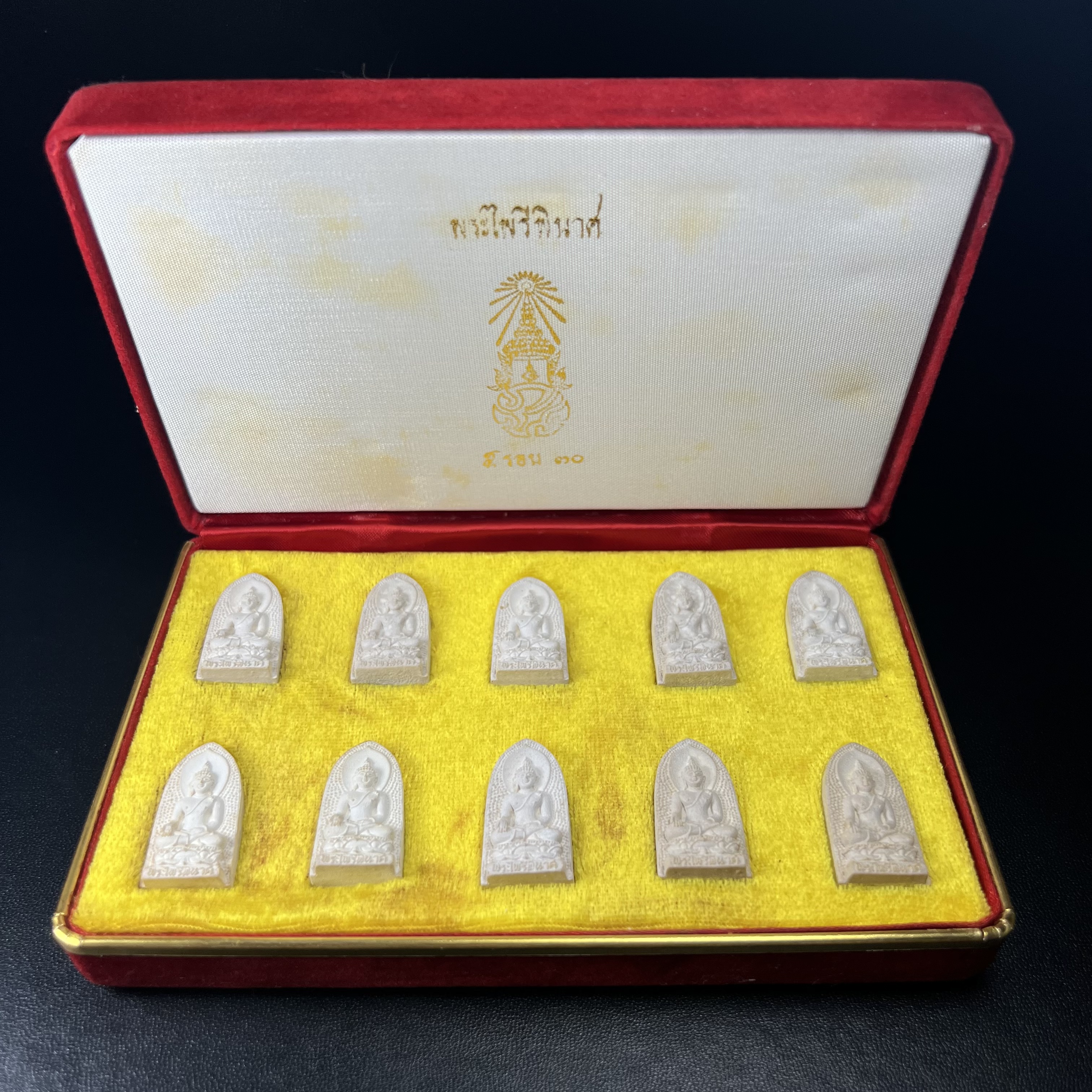 พระไพรีพินาศ ภปร. ครบ 5 รอบ ร.9 ปี 2530(เนื้อผงพิมพ์ใหญ่) ชุดกรรมการ บรรจุจำนวน 10 องค์ ในกล่อง ตราสัญลักษณ์ ภปร.(ในหลวงรัชกาลที่9เสด็จในพิธีเจิมพระสุหร่าย)พระดี พิธีใหญ่ ประกอบพิธีพุทธาภิเษกพร้อมกับพิธีพระกริ่งปวเรศ ปี2530 วัดบวรนิเวศวิหาร(1 ใน 15 ชุด)