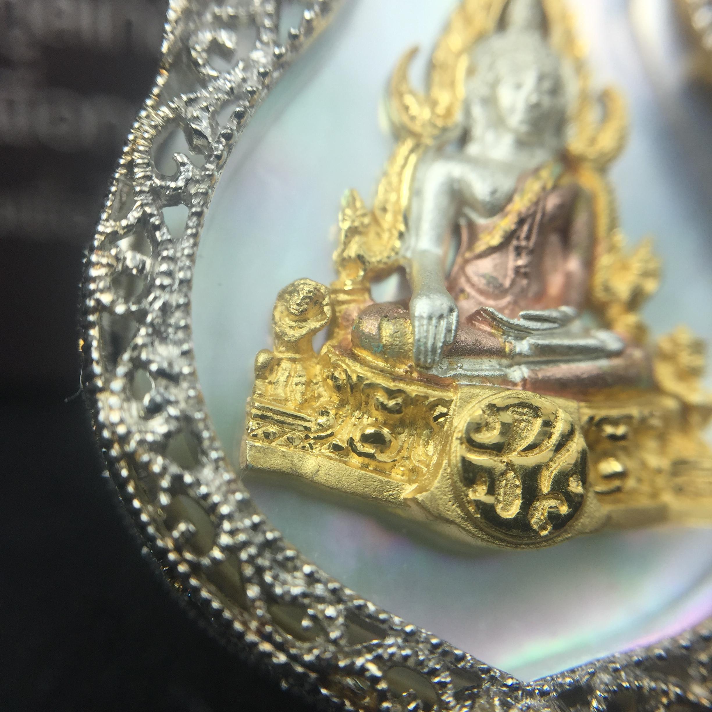 พระพุทธชินราช ภปร. โครงการ "เพราะแผ่นดินนี้ คือ แผ่นดินเกิด" ปี2548(รุ่นแรก) เหรียญทรงเสมา ขนาด 21 x 29 มม.เนื้อเงินสามกษัตริย์ องค์พระชุบสามกษัตริย์ ล้อมด้วยกรอบเงินชุบทองคำขาวสลักเสลาเป็นลวดลายละเอียดอ่อน ส่วนพื้นองค์พระเป็นเปลือกหอยมุขงดงาม