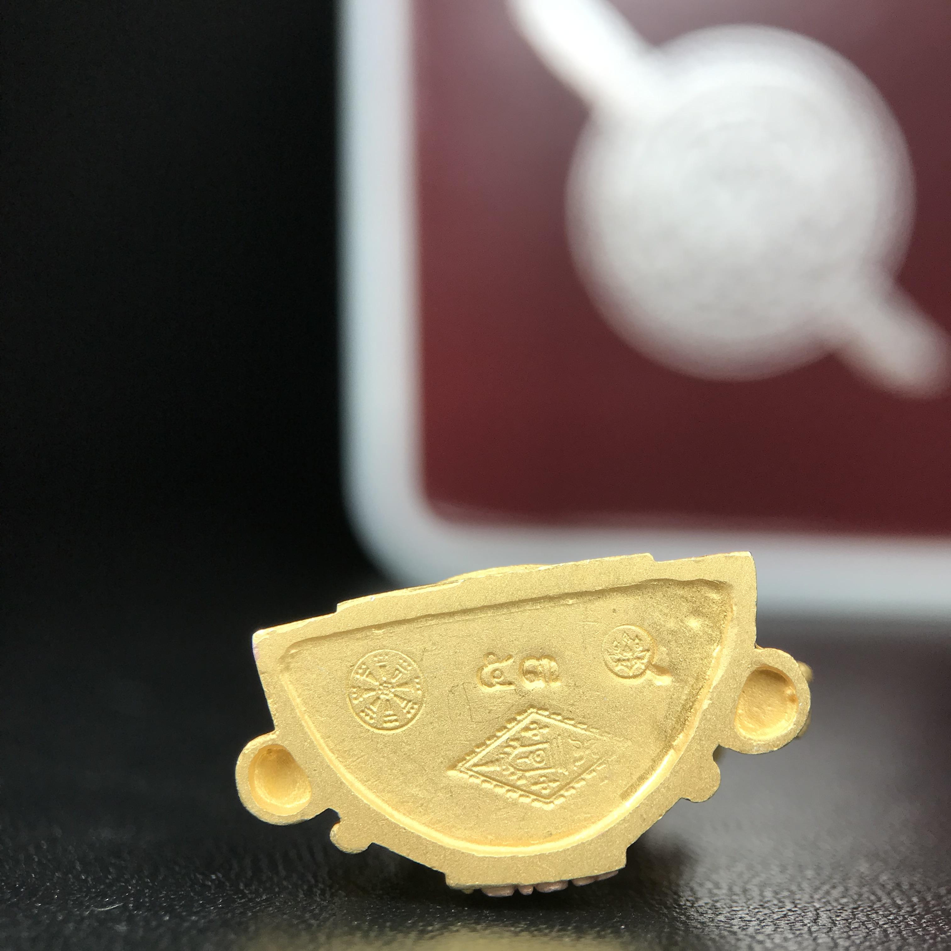 พระพุทธชินราช รุ่น ประวัติศาสตร์ มูลนิธิเพื่อตำรวจไทยจัดสร้าง ปี 2562 เนื้อเงินชุบสามกษัตริย์ขัดเงา พิมพ์พระพุทธชินราช ลอยองค์ แบบจิวเวอร์รี่(ขนาดสูง 3.5 ซม.) (สภาพ สวย ซีนซองเดิม กล่องบบรรจุเดิมครบสมบูรณ์)1 ใน 1999 องค์)