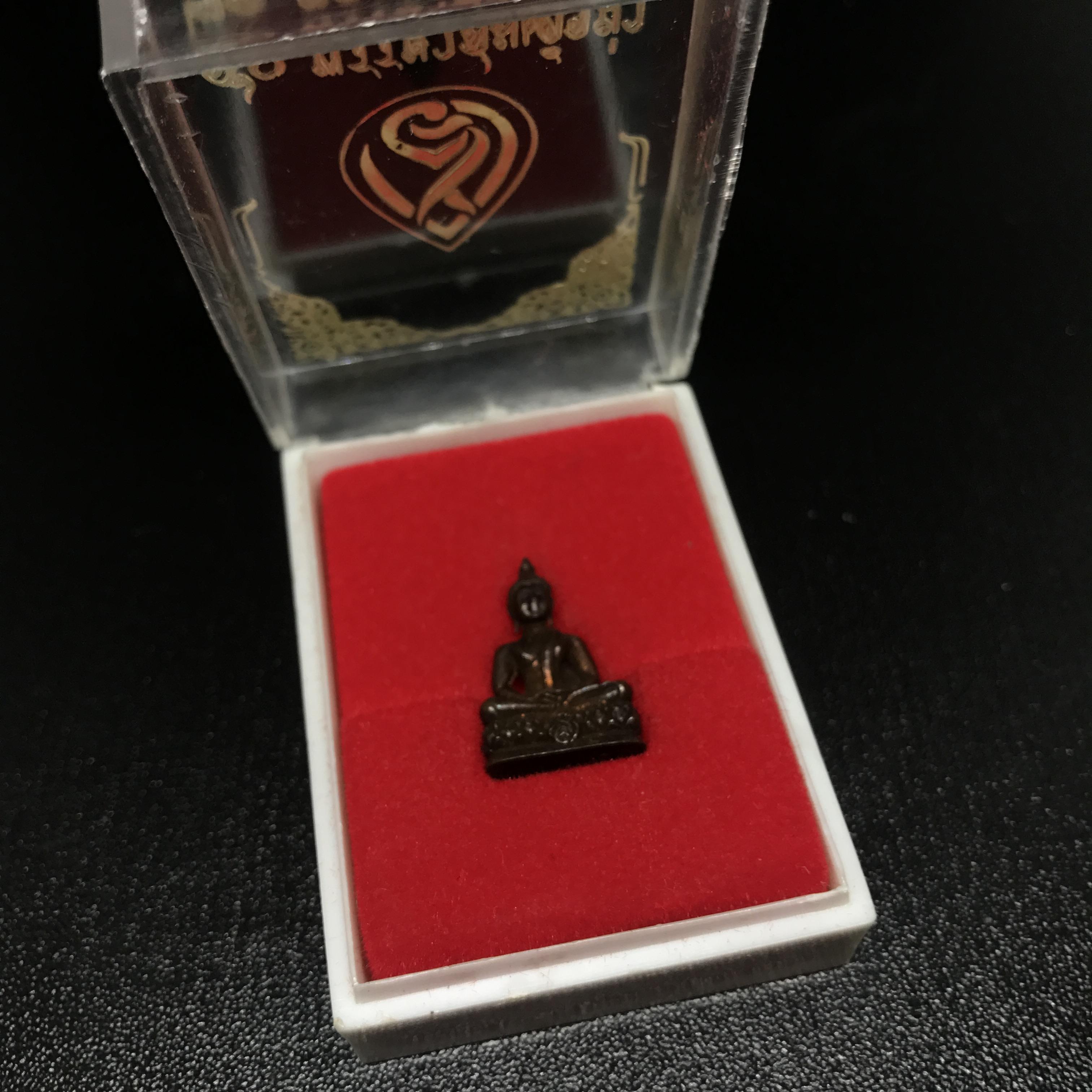 พระเครื่องปางสมาธิ เนื้อโลหะสำริด 90 พรรษาสมเด็จย่า ปี 2533 (ในหลวงรัชกาลที่9เสด็จในพิธี)