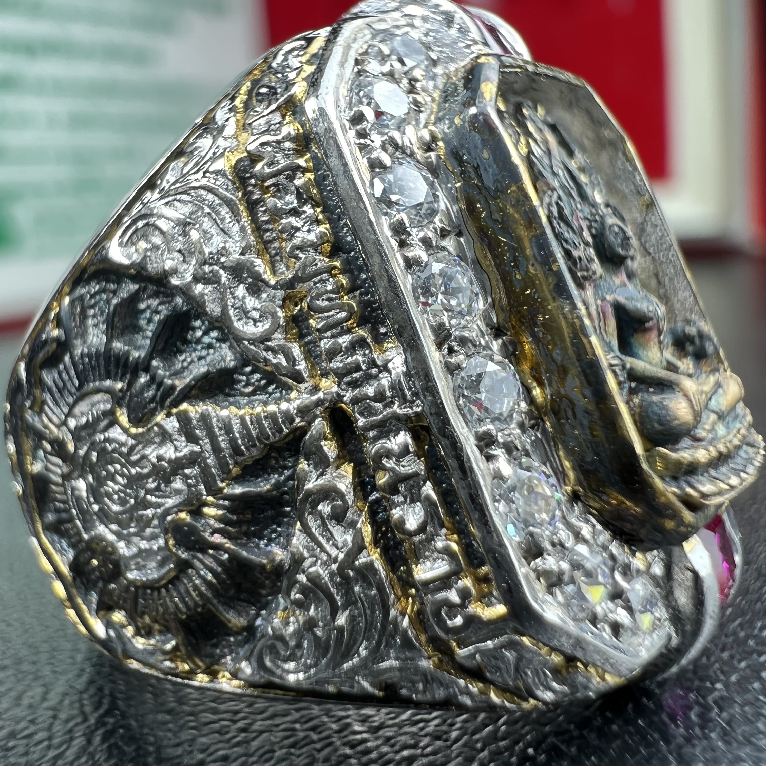 แหวนพระพุทธชินราช ภปร. ในวโรกาสเฉลิมพระชนมายุ6รอบ 5ธันวาคม2542 มูลนิธิพิทักษ์ดวงตาประชาชน จัดสร้าง แหวนเนื้อเงินเคลือบทองคำบริสุทธิ์ประดับเพชร CZ เกรดนอก ตอกโค๊ตและหมายเลข 2006(ผลรวมได้ 8 เลขมงคลเจริญมั่งคั่ง อุดมสมบูรณ์) พร้อมกล่องบรรจุเดิมครบ(หายาก)