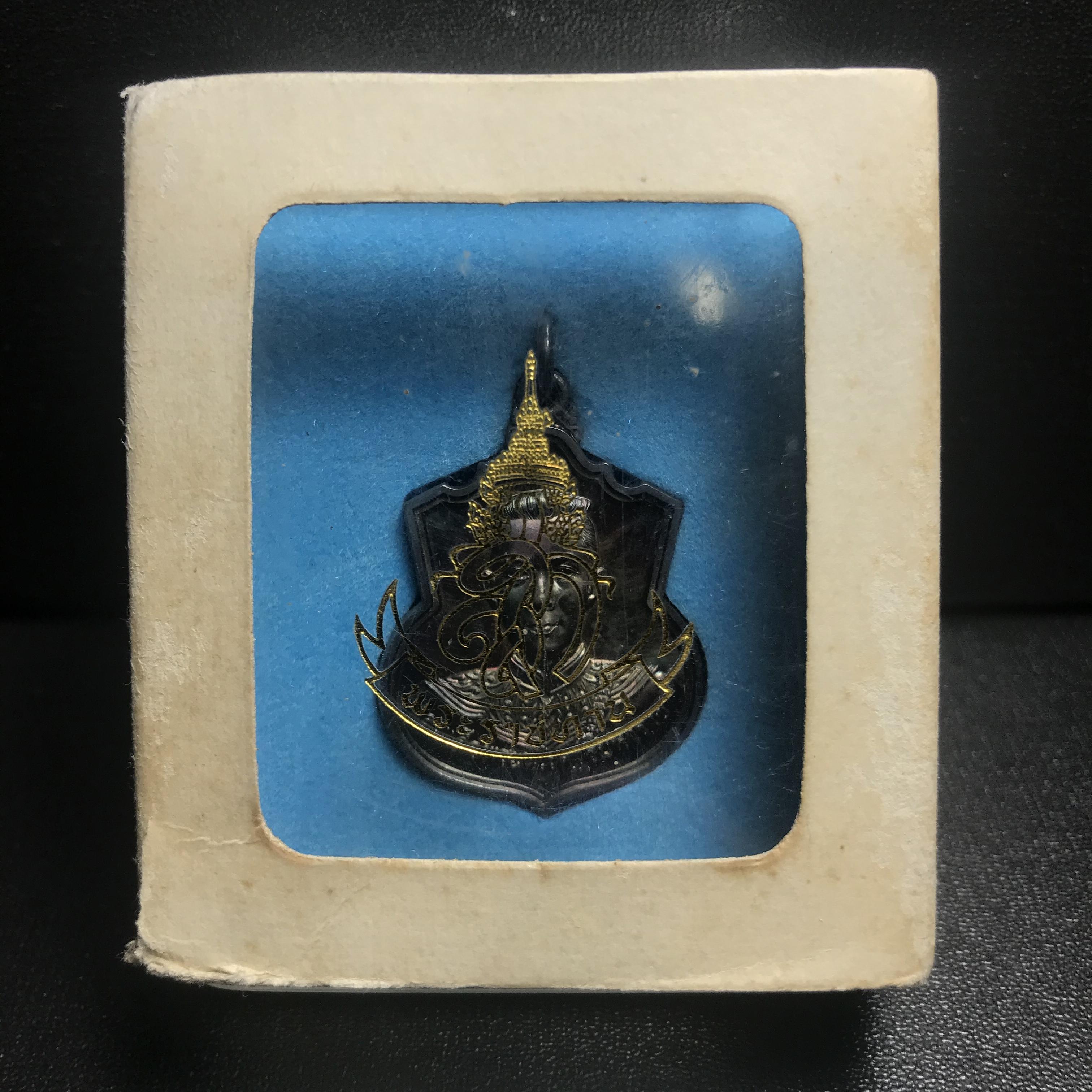 เหรียญสมเด็จพระนเรศวรมหาราช(พระองค์ดำ) รุ่นสู้ หลัง สก. ปี2548 พิธีใหญ่ เนื้อเงิน(ผิวเดิม กลับดำ ขึ้นสีรุ้งธรรมชาติ)สวยมาก