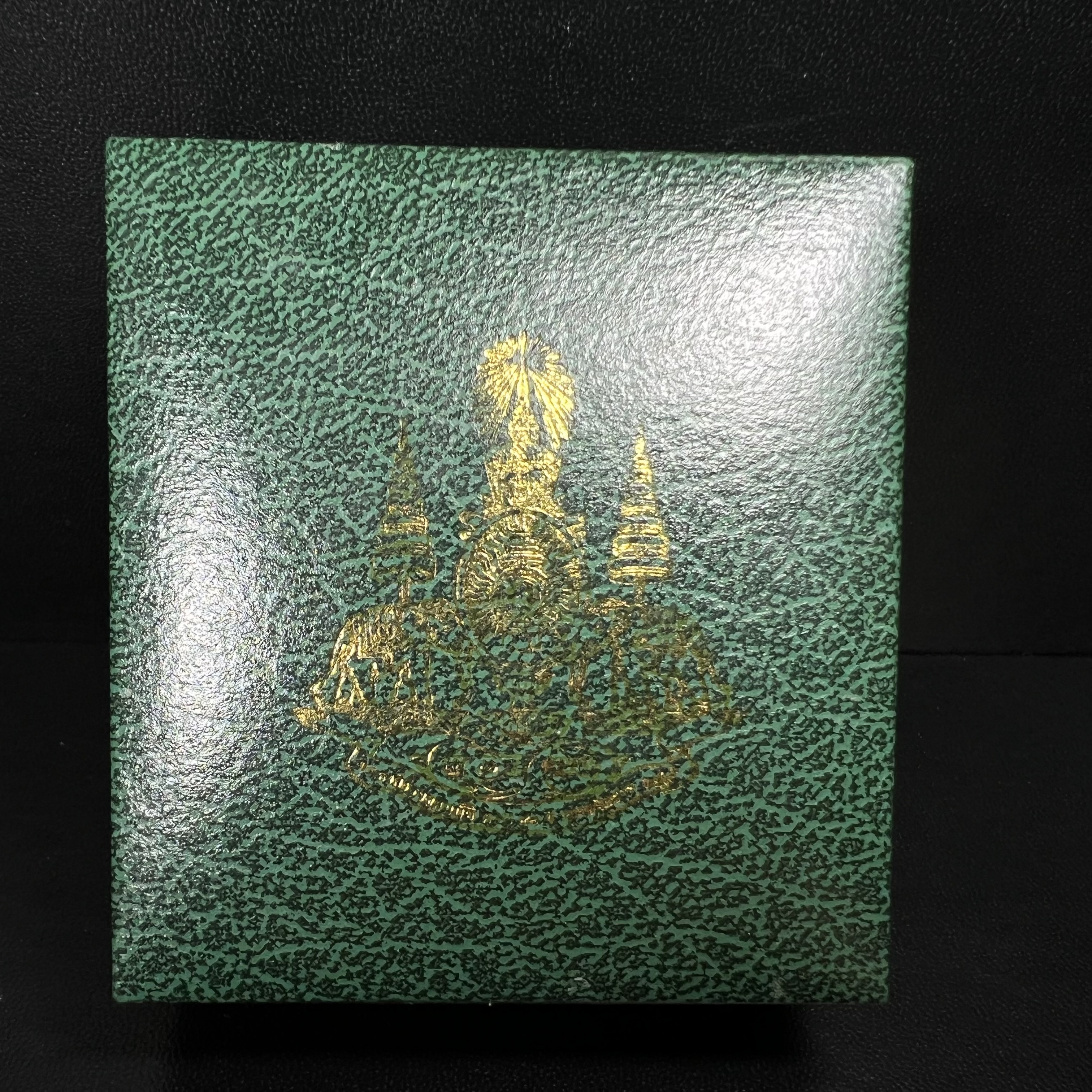 พระพุทธโสธร ภปร. รุ่นย้อนยุค สร้างพระอุโบสถ สมาคมชาวฉะเชิงเทรา จัดสร้าง ปี 2539 วโรกาสครองสิริราชสมบัติครบ 50 ปี เนื้อเงินสามกษัตริย์ทรายนวลขัดเงาบางส่วน(ผิวเดิม) พร้อมกล่องบรรจุและใบรับรองเดิม