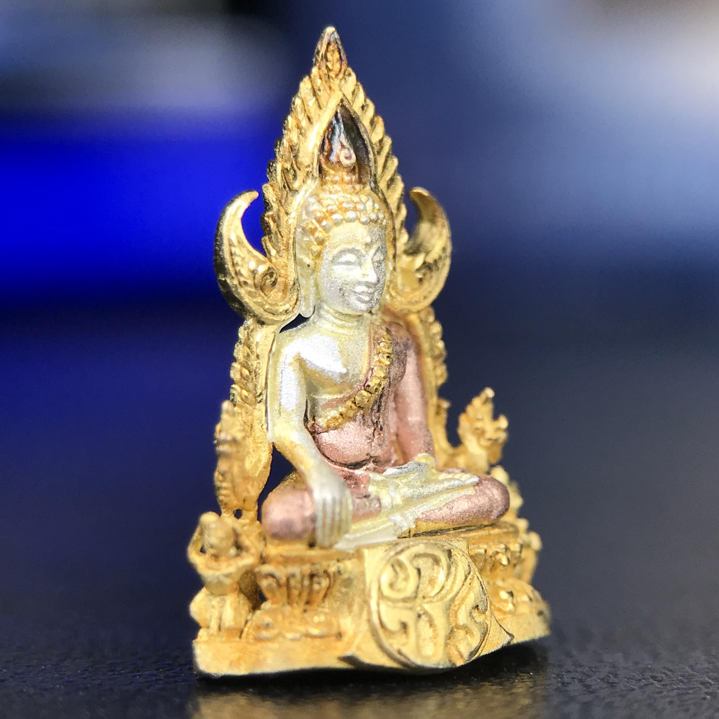 พระพุทธชินราช ภปร. โครงการ เพราะแผ่นดินนี้คือแผ่นดินเกิด เนื้อเงินชุบสามกษัตริย์ ปี2551 ขนาดหน้าตัก1/4นิ้ว (สวยงามทรงคุณค่า อีกหนึ่งรุ่นยอดนิยมหายาก) (สภาพคัดสวย กล่องบรรจุเดิมครบ)