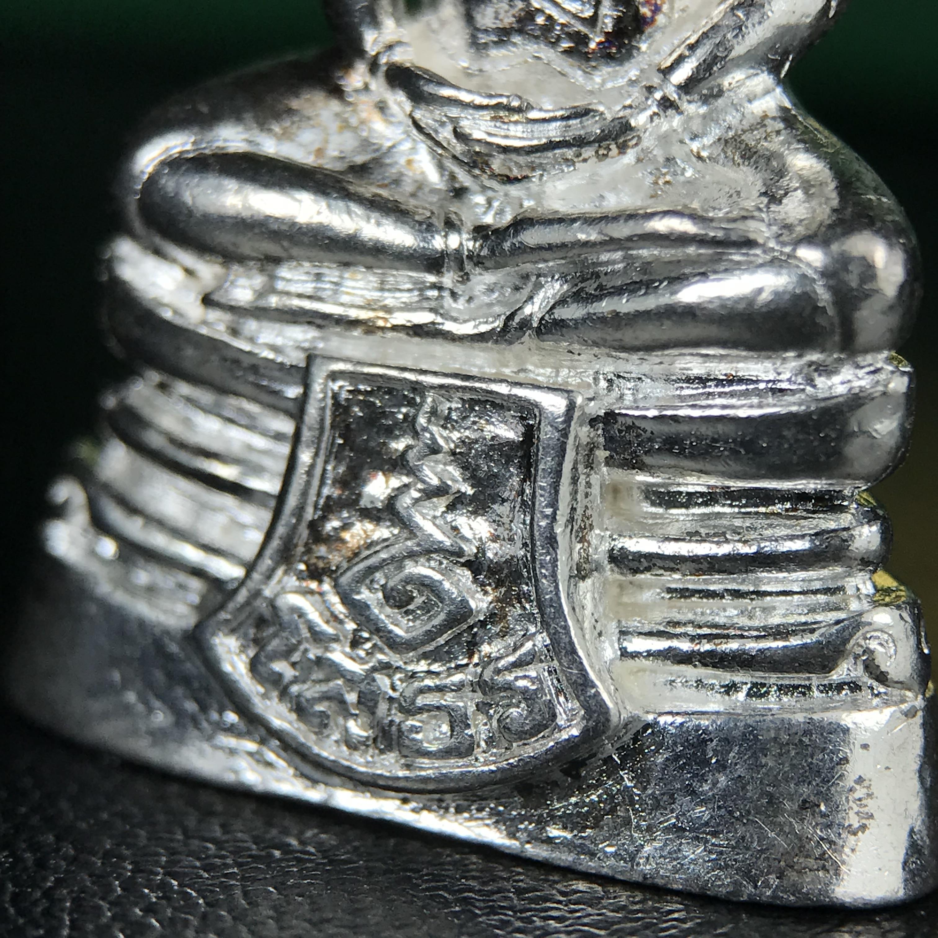 พระพุทธโสธร รุ่น กศก. 120 ปี เนื่องในโอกาสครบ 120 ปี กรมศุลกากร กระทรวงการคลัง จัดสร้าง ปี 2537 เนื้อเงินบริสุทธิ์ 99.9% ผิวขัดเงา(งานบริษัท แพรนด้า จิวเวลรี่)สวยงดงาม ทรงคุณค่า