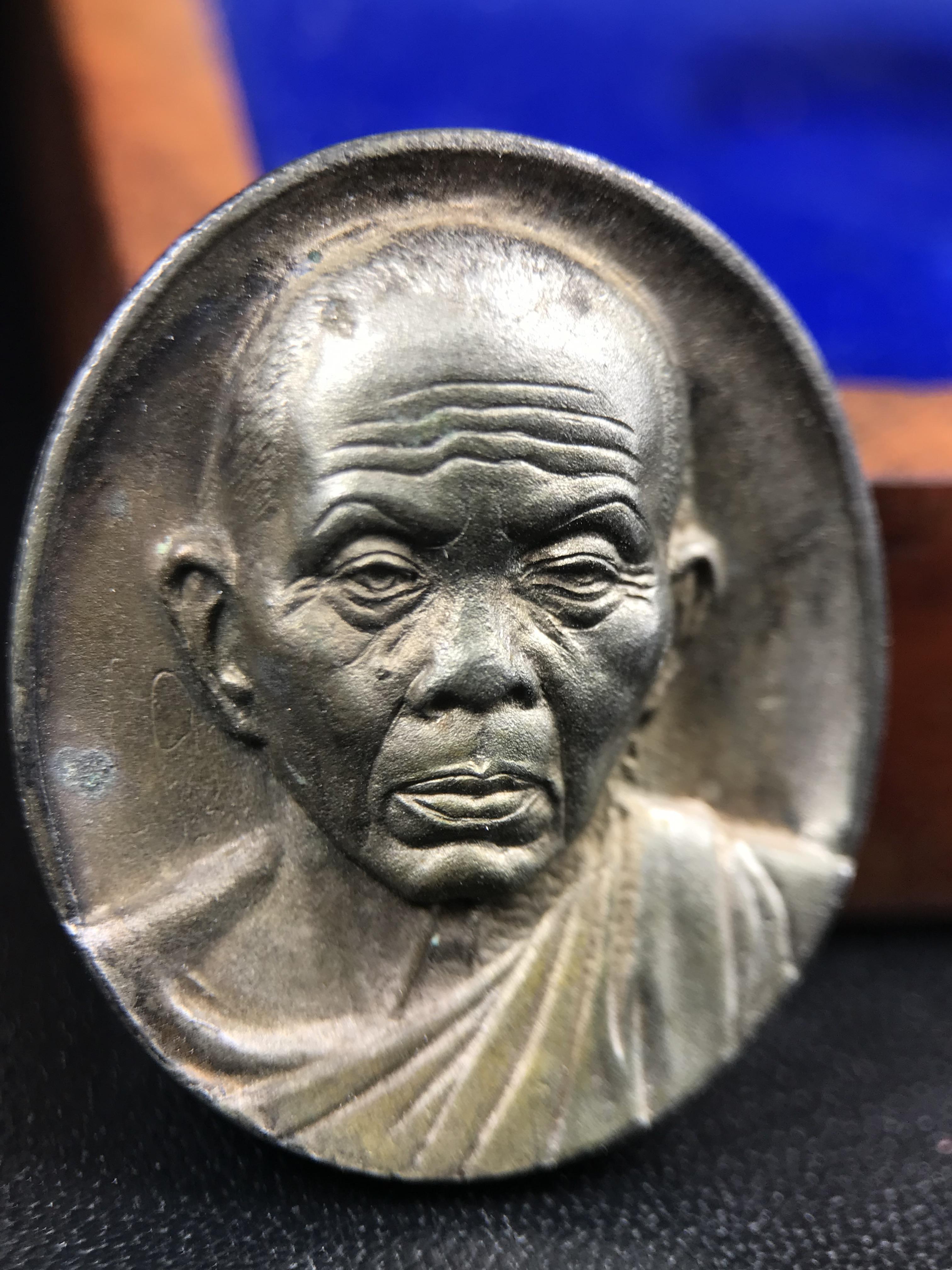 เหรียญรูปเหมือนพระญาณวิทยาคมเถร (หลวงพ่อคูณ ปริสุทโธ)ชุดกาญจนาภิเษกครองราชย์ครบ 50 ปี วัดบวรนิเวศวิหาร ปี 2538 เหรียญหล่อเนื้อนวโลหะ(พิเศษกรรมการมีรอยจาร ตอกโค๊ดหมายเลข ๓๒๗)(หายากพบเจอน้อยมาก)(พร้อมกล่องบรรจุเดิมลายไม้สีน้ำตาลมีตรากาญจนา) พิธีใหญ่