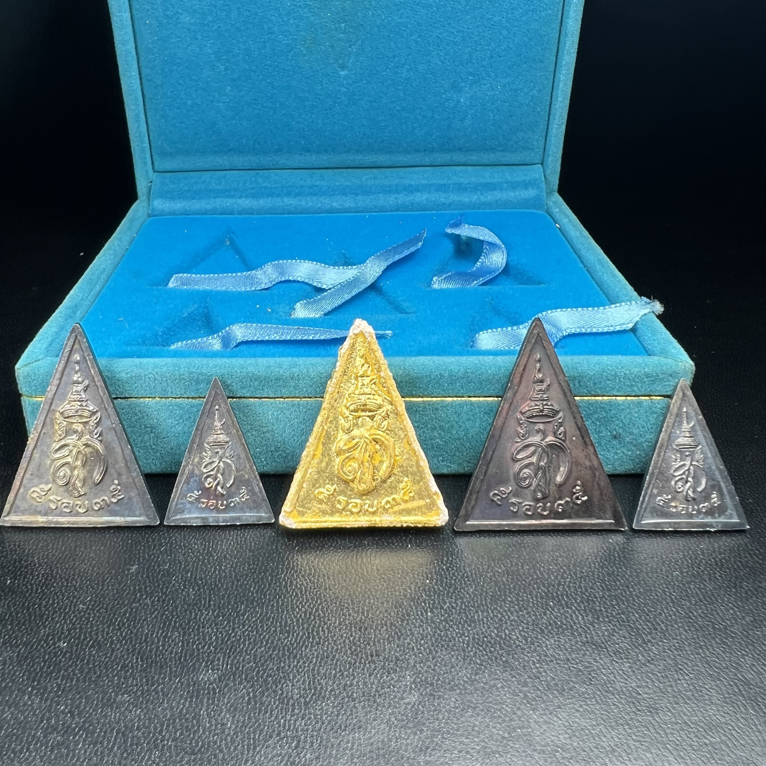 พระไพรีพินาศ สก. ปี 2535พิธีมหาพุทธาภิเษก ณ วัดบวรนิเวศวิหาร เฉลิมพระเกียรติ สมเด็จพระนางเจ้าสิริกิติ์ พระบรมราชินีนาถ พระบรมราชชนนีพันปีหลวง 5 รอบ 60 พรรษา12 สิงหาคม 2535 ชุดพิเศษ 5 รายการ ครบชุดพร้อมกล่องบรรจุเดิม