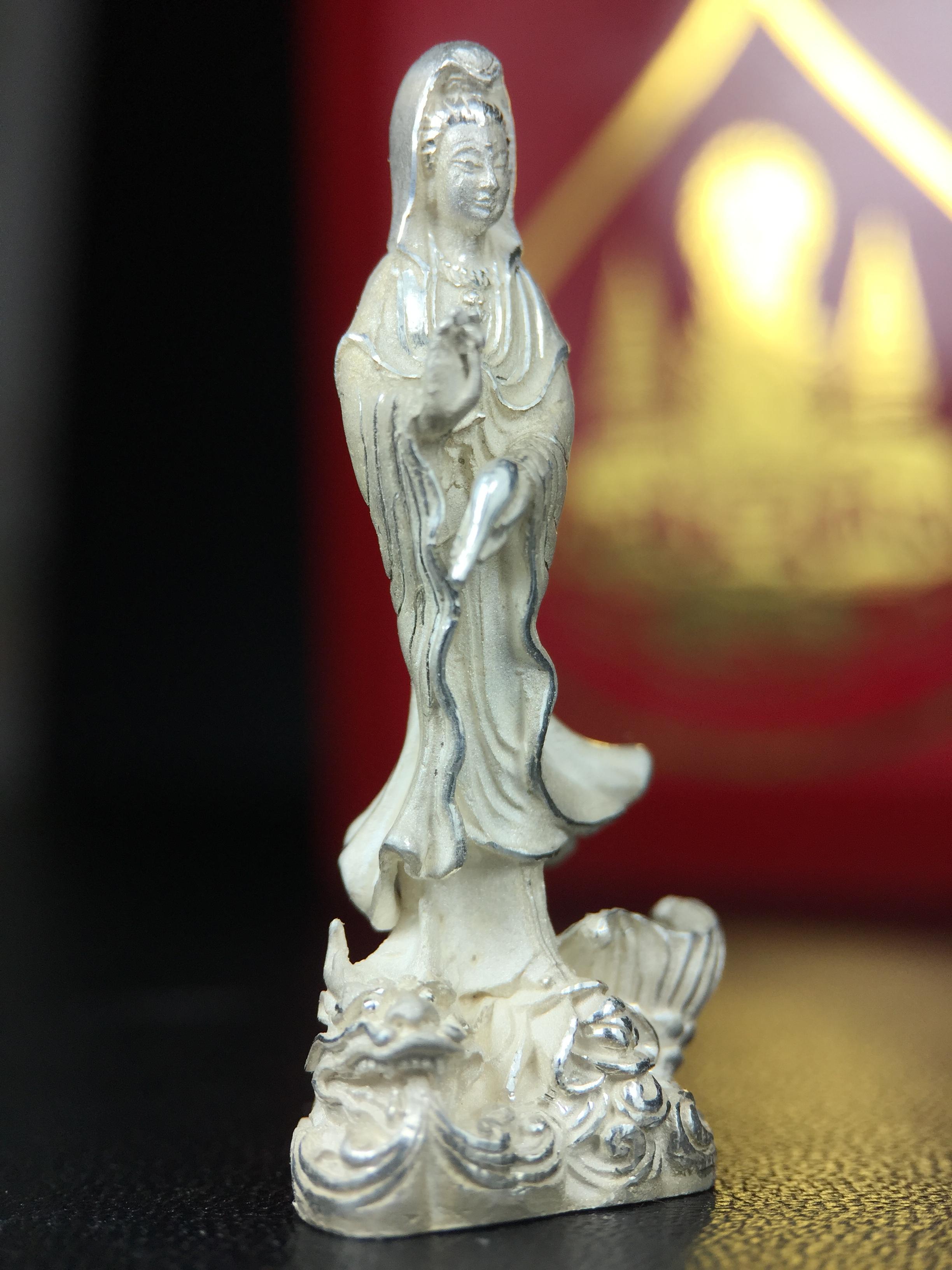 รูปหล่อลอยองค์ พระมหาโพธิสัตว์กวนอิม ทรงประทับมังกร เนื้อเงินพ่นทรายขัดเงาบางส่วน โครงการสร้าง พระศรีอริยะเมตตรัยมหาโพธิสัตว์ น้อมถวายพระบาทสมเด็จพระเจ้าอยู่หัว ทรงครองศิริราชสมบัติครบ 50 ปี มหาพุทธาภิเษก วันที่ 6 เมษายน 2540 วัดโพธิ์แมนคุณาราม กรุงเทพฯ