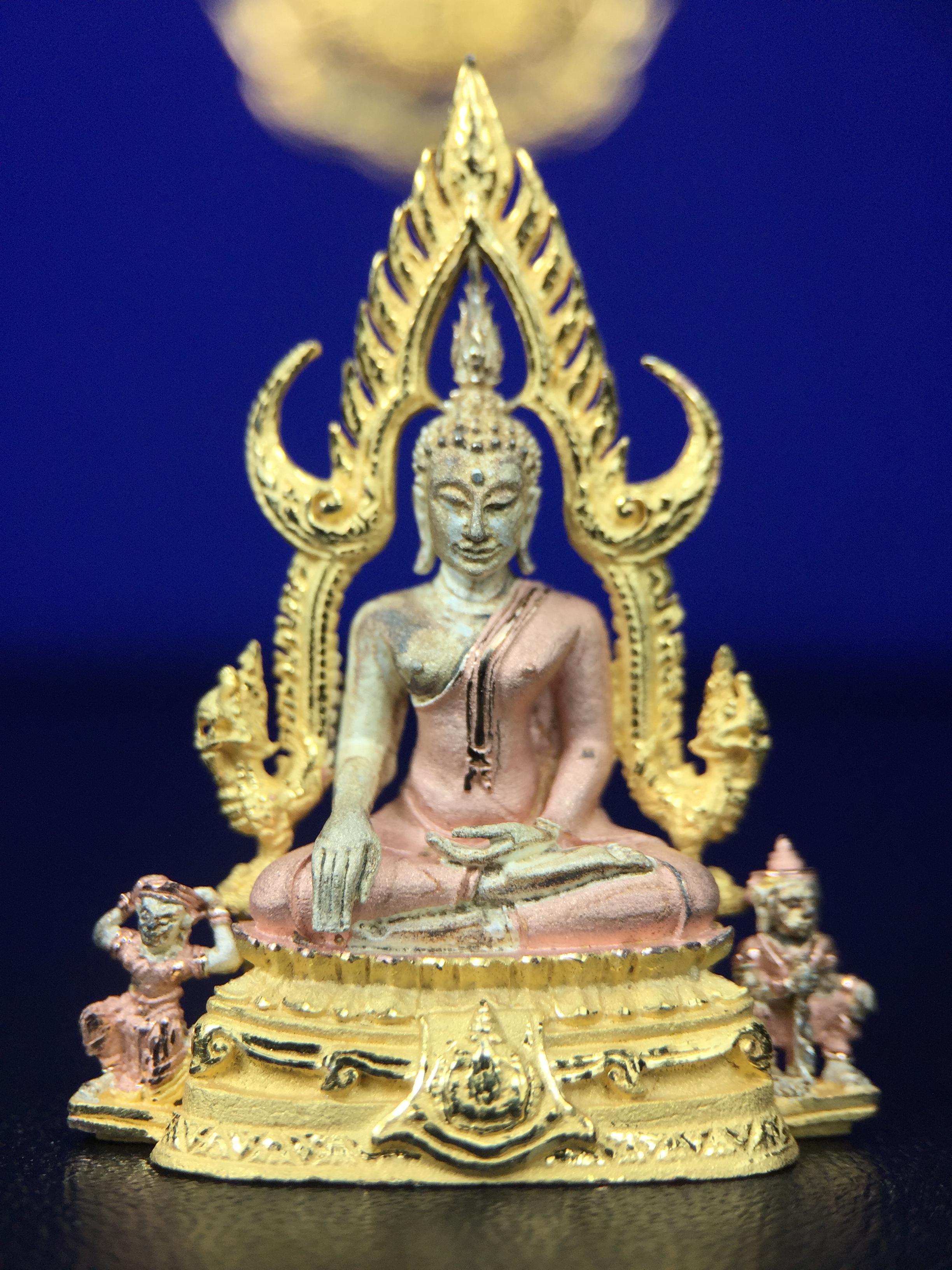 พระพุทธชินราช ภปร. ในวโรกาสพระราชพิธีมหามงคล เฉลิมพระชนมายุ6รอบ 5ธันวาคม2542 มูลนิธิพิทักษ์ดวงตาประชาชน จัดสร้าง เนื้อเงินบริสุทธิ์ 99.9% แบบสามกษัตริย์ขัดเงาบางส่วน พิมพ์ใหญ่ ขนาดสูง 3.4 ซม. พร้อมกล่องบรรจุเดิม