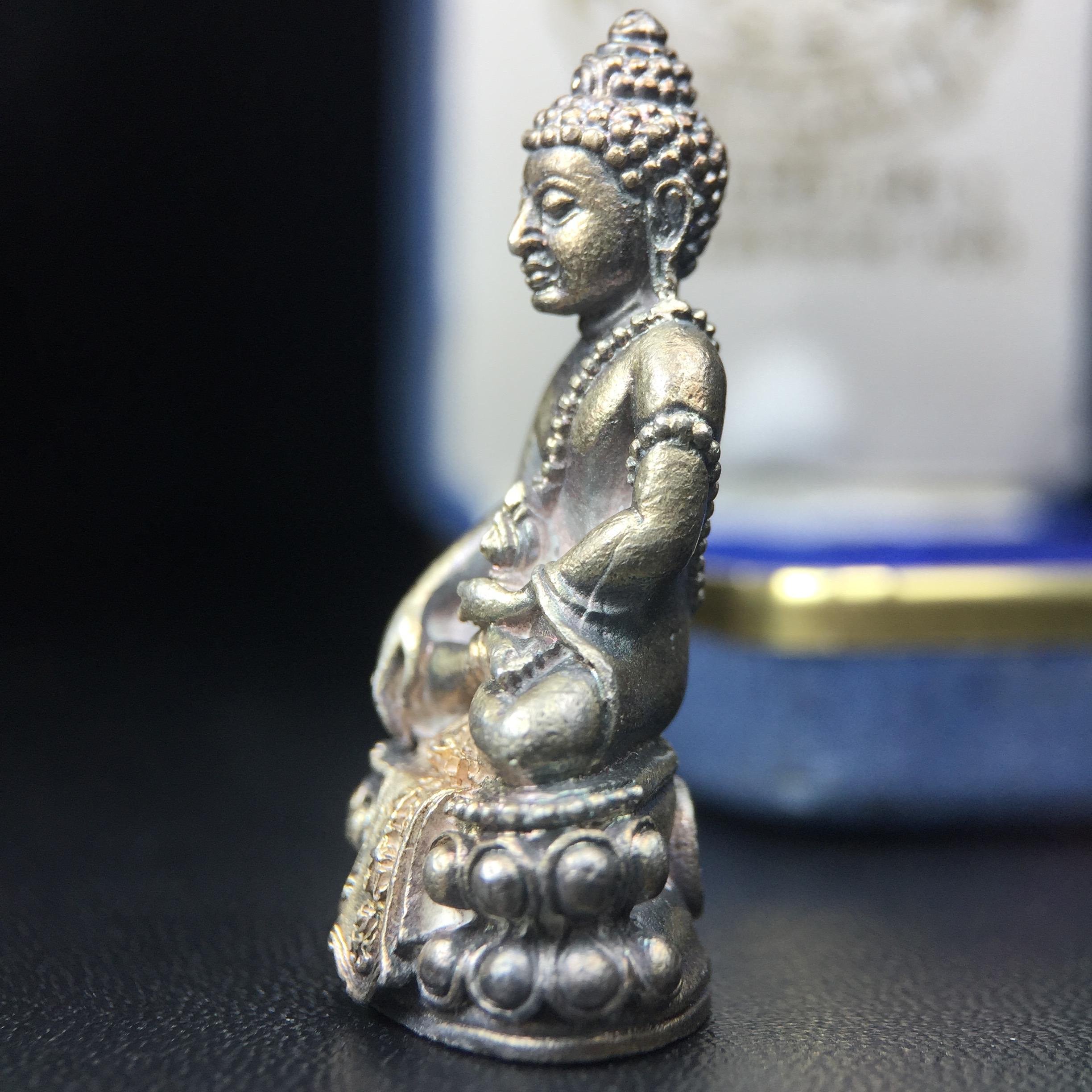 พระกริ่งศิรากาศ ภปร.(พระกริ่งคุ้มเกล้า)วัตถุมงคล"คุ้มเกล้าฯ" มูลนิธิ “คุ้มเกล้า” ในพระบรมราชูปถัมภ์ จัดสร้าง โรงพยาบาลภูมิพล เนื้อเงิน(พิมพ์หน้าไทย)(สภาพผิวเดิมขึ้นน้ำทองรุ้งๆทั่วองค์สวยมาก มาพร้อมกล่องบรรจุเดิมแบบนี้หายาก)(รัชกาลที่9เสด็จเททอง)