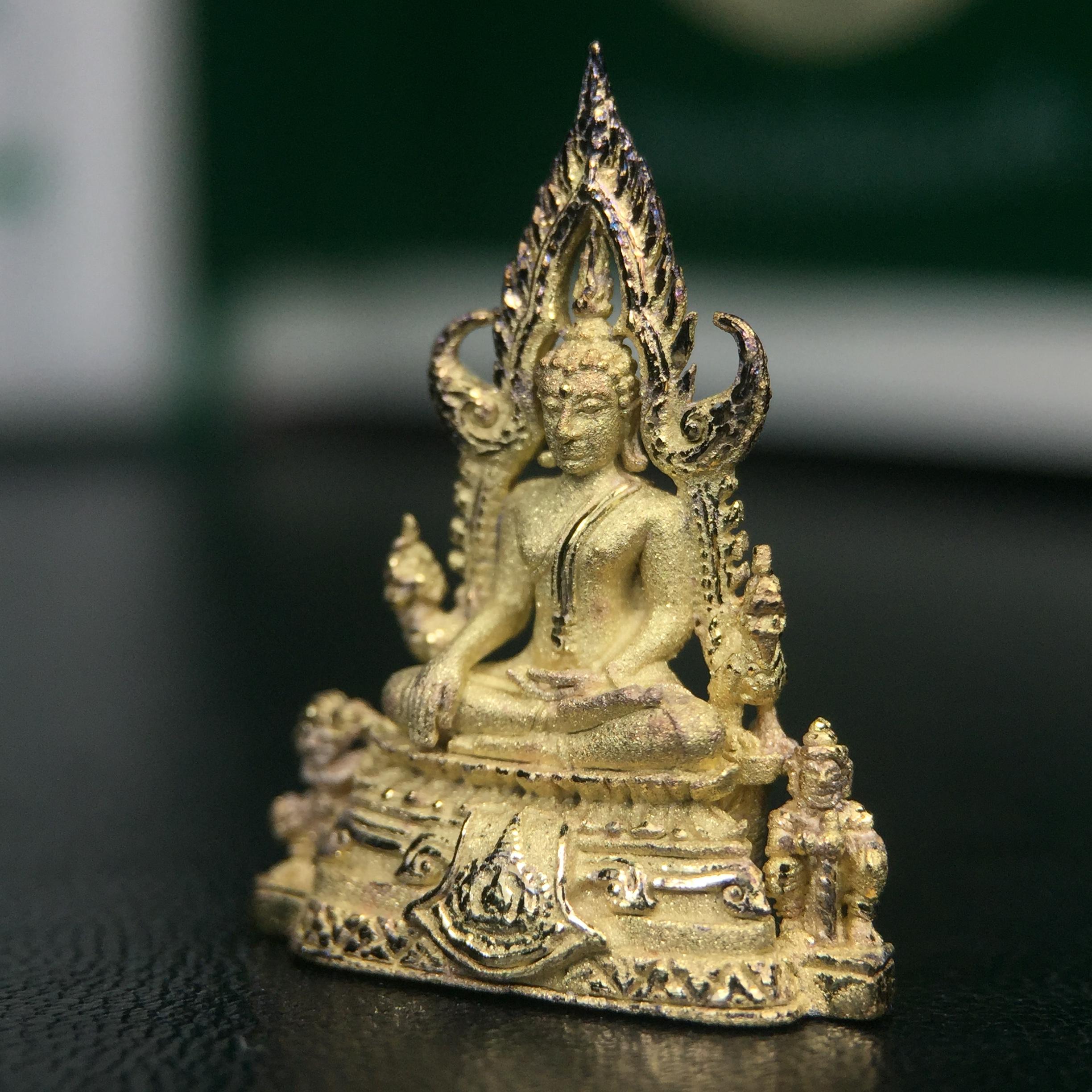 พระพุทธชินราช ภปร. ในวโรกาสพระราชพิธีมหามงคล เฉลิมพระชนมายุ6รอบ 5ธันวาคม2542 มูลนิธิพิทักษ์ดวงตาประชาชน จัดสร้าง เนื้อเงินบริสุทธิ์ 99.9% แบบชุบทองประกายเพชร 3 ไมครอน พิมพ์กลาง ขนาดสูง 2.4 ซม. พร้อมกล่องบรรจุเดิม