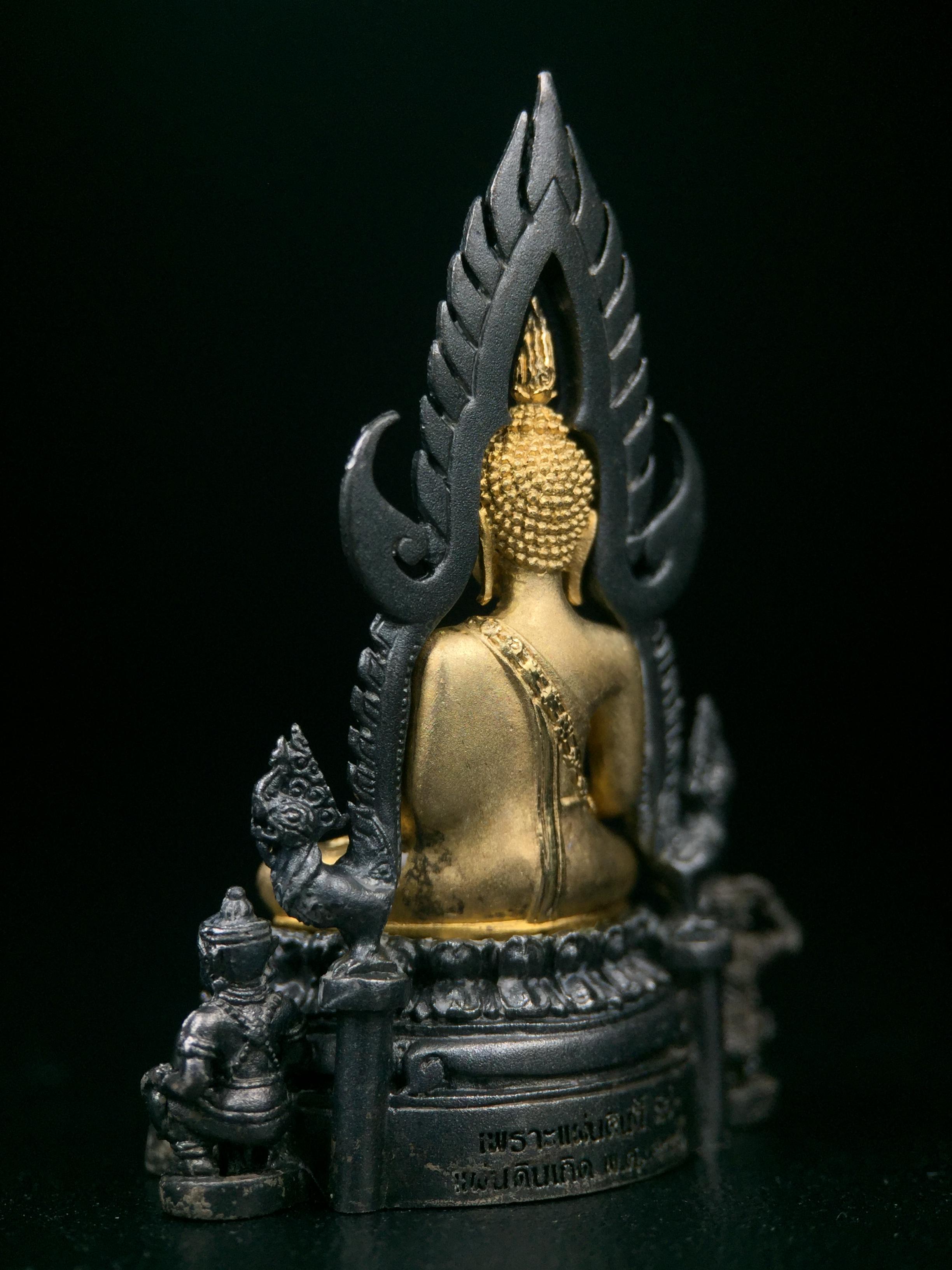 พระพุทธชินราช ภปร. โครงการ เพราะแผ่นดินนี้คือแผ่นดินเกิด เนื้อเงินชุบทองคำซุ้มรมดำ ปี2551 ขนาดหน้าตัก1/2นิ้ว(3.5*2.5 ซม.) (สวยงามหายาก)1ใน 5000 องค์