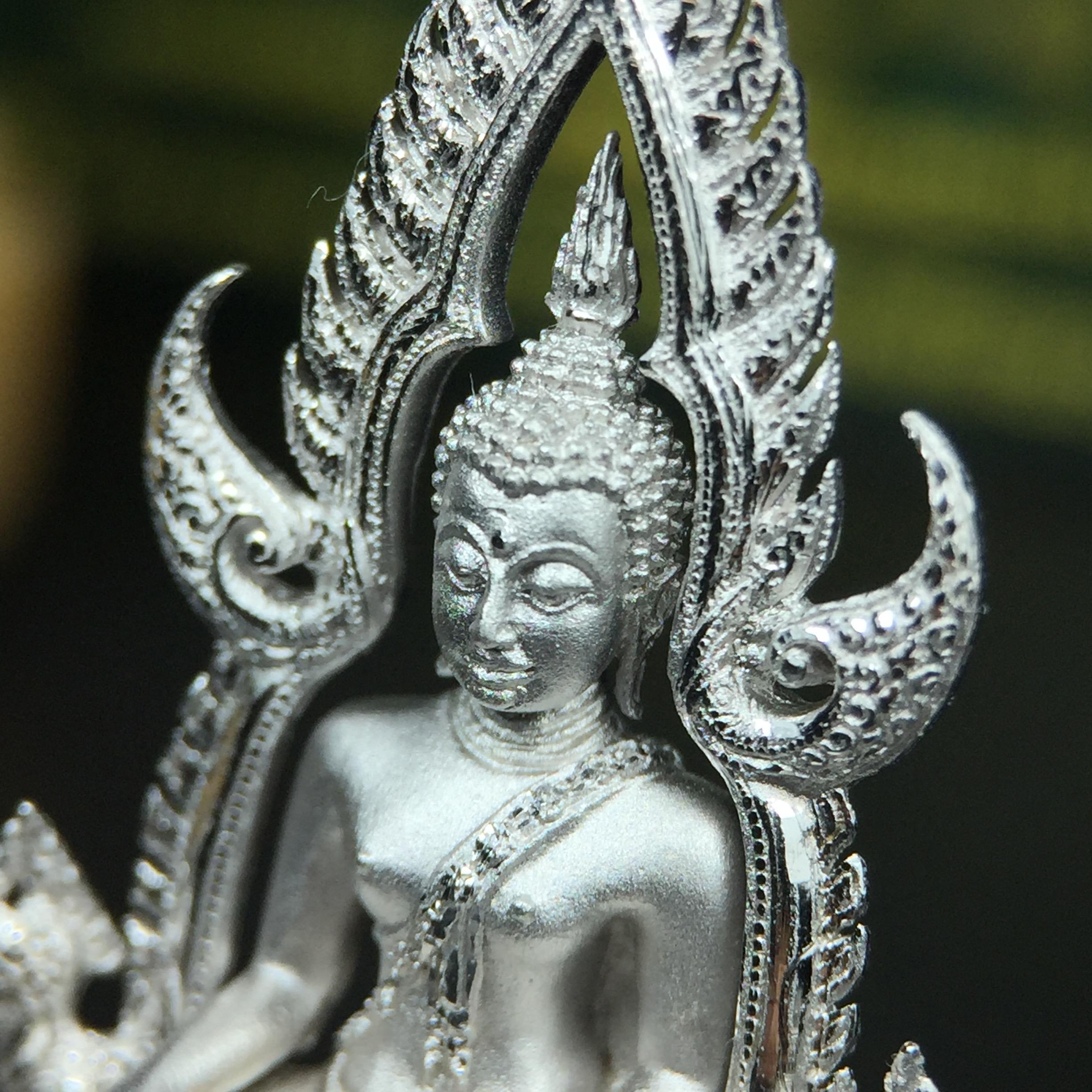 พระพุทธชินราช(จำลอง) ภปร. 84 พรรษา ปี 2554 เนื้อเงินชุบทองคำขาว พิมพ์กลางขนาดหน้าตัก 1/2 นิ้ว(พระราชทานมวลสาร จิตรลดาและเส้นพระเจ้า(เส้นผม)รัชกาลที่9)พุทธศิลป์ทรงคุณค่าอีกหนึ่งรุ่นยอดนิยม(องค์หมายเลขสวย เลขคู่ 1155)