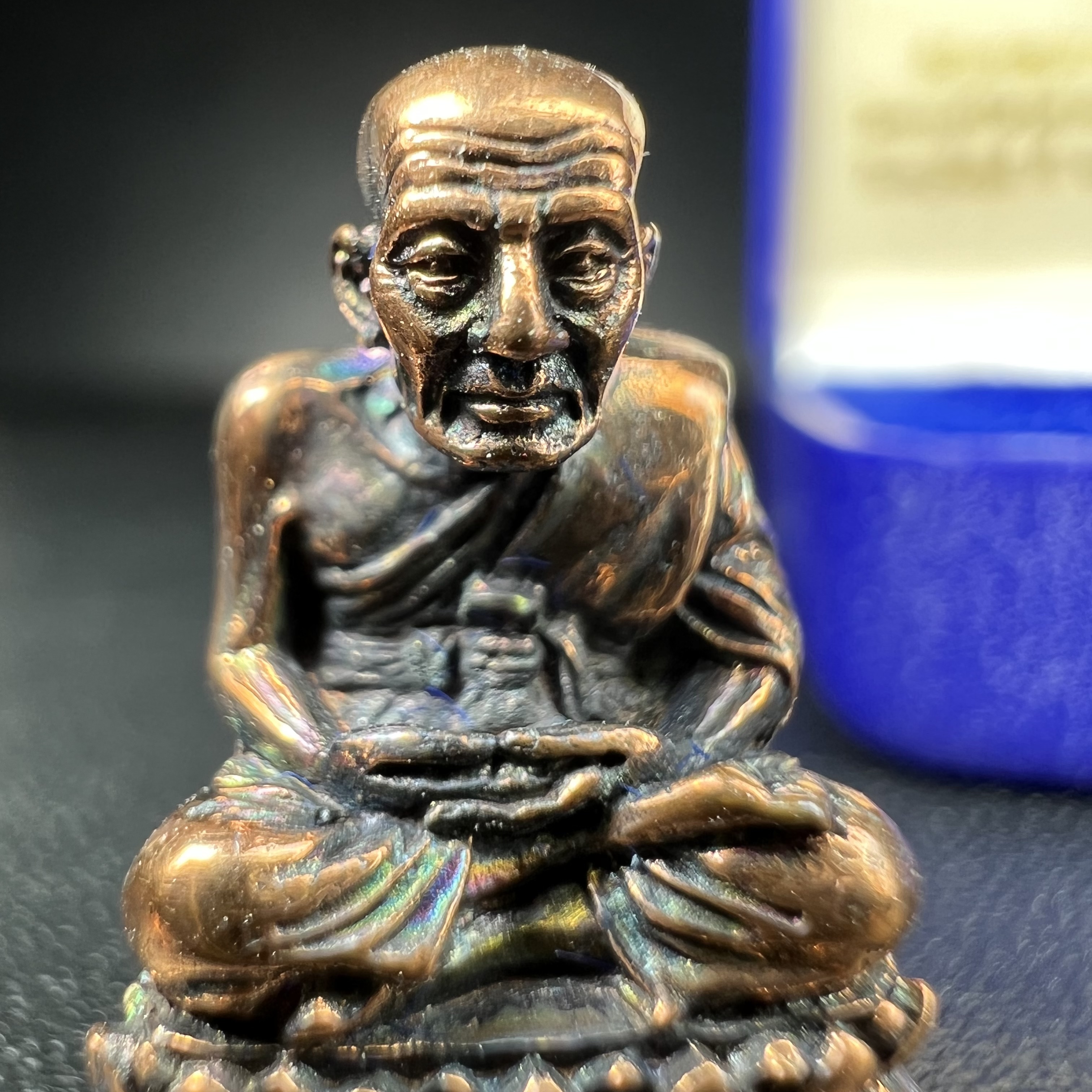 รูปเหมือนหล่อลอยองค์หลวงปู่ทวด รุ่น 111ปี กระทรวงกลาโหม เนื้อนวโลหะรมดำ-ปัดเงา ปี2540 พิธีใหญ่ สภาพสวย เข้มขลัง นิยม พร้อมกล่องบรรจุเดิม