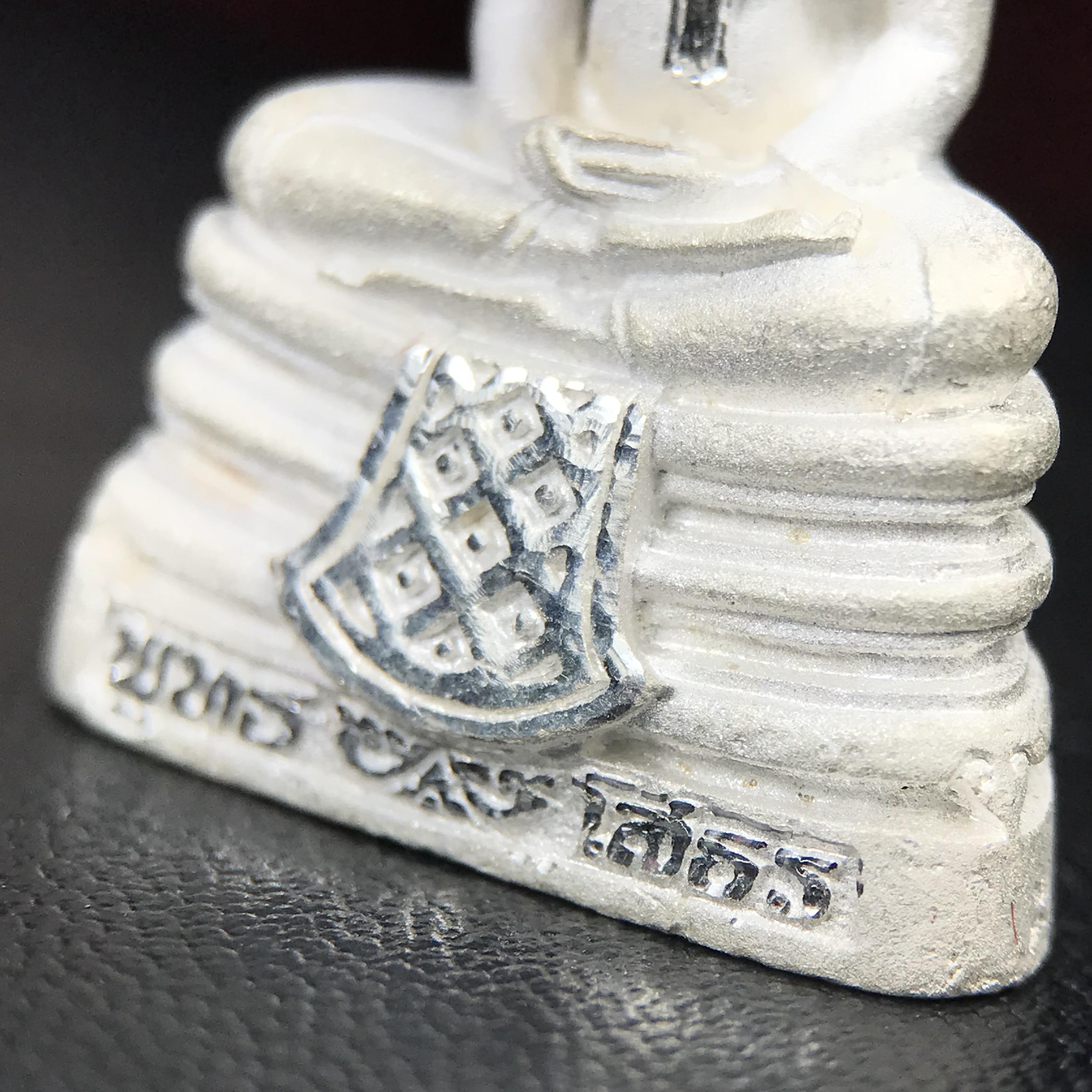 พระพุทธโสธร(หลวงพ่อโสธร) รุ่นสร้างอุโบสถ ปี2539 เนื้อเงินทรายนวลขัดเงาบางส่วน ลอยองค์พิมพ์ใหญ่ สภาพสวยกล่องบรรจุเดิมครบสมบูรณ์(งานแพรนด้า จิวเวลรี่)สวยงดงาม