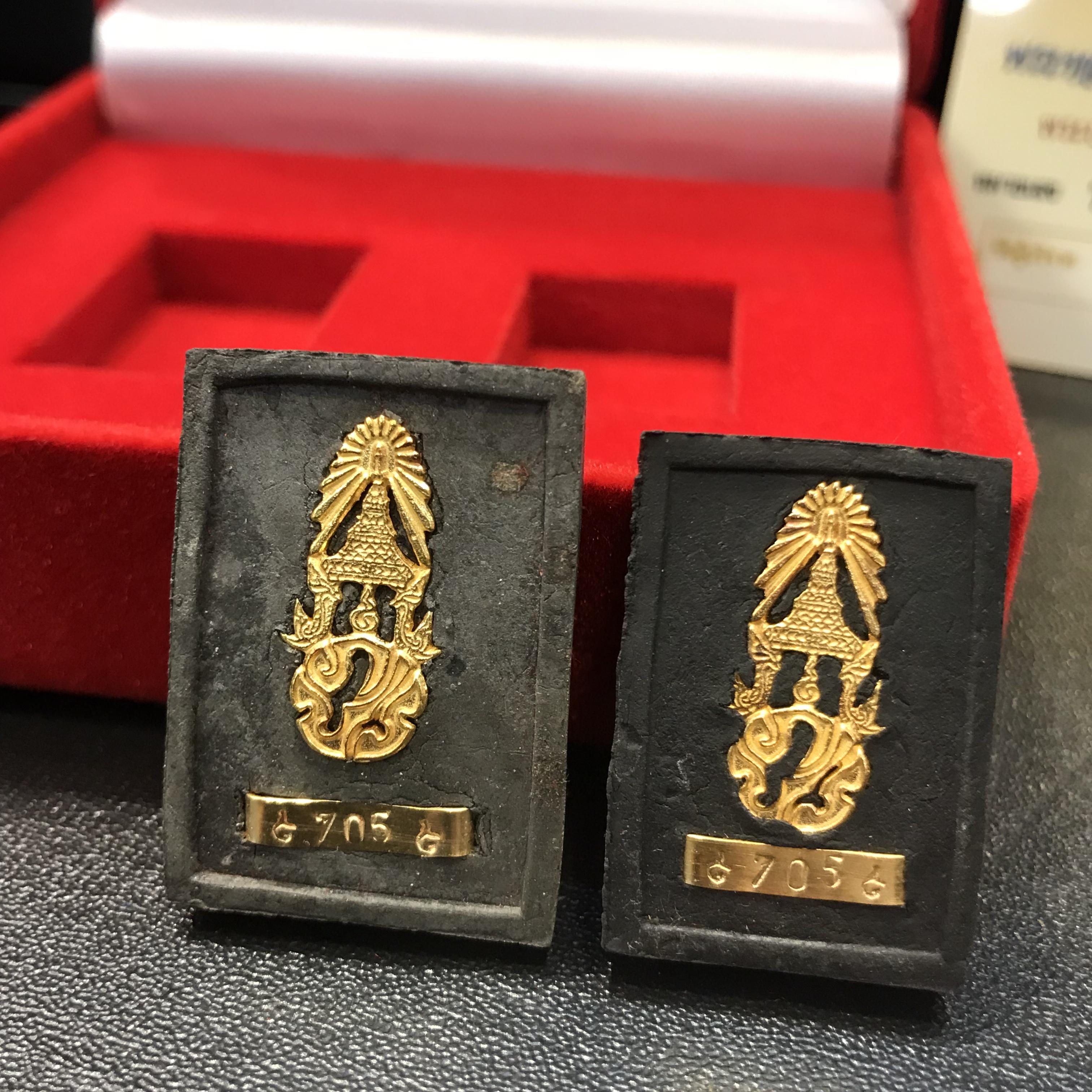 พระหลวงปู่ทวด ภปร. ปี 2547 พิมพ์สี่เหลี่ยมใหญ่-เล็ก(2องค์)เนื้อว่านดำหลัง ภปร. ทองคำ(หายาก1ใน999ชุด)