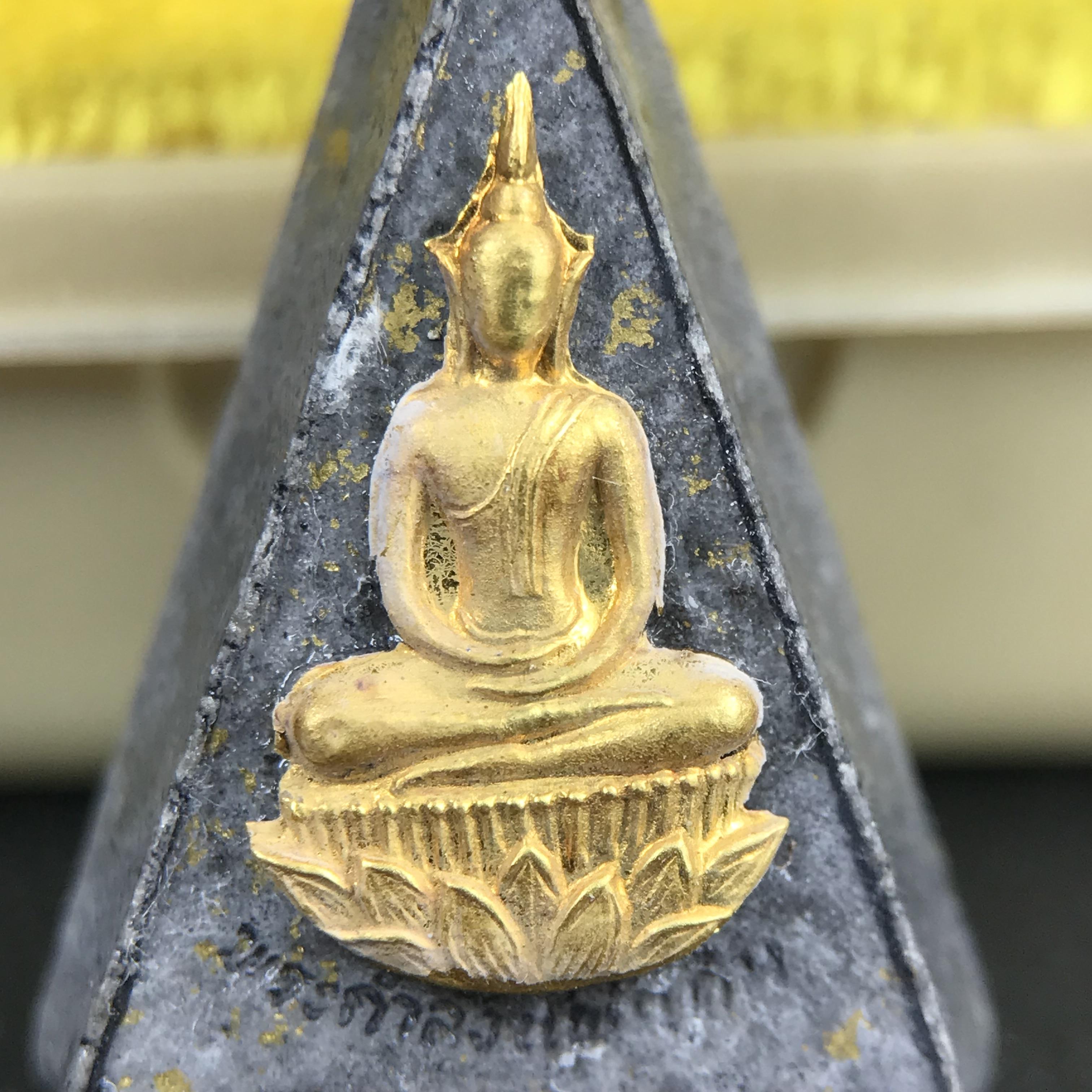 พระกำลังแผ่นดิน พระราชทาน วัดบวรนิเวศวิหาร ปี 2539 พิมพ์เล็กหน้ากากทองคำ (ในหลวง รัชกาลที่ 9 พระราชทานมวลสารจิตรลดา)นิยมหายาก