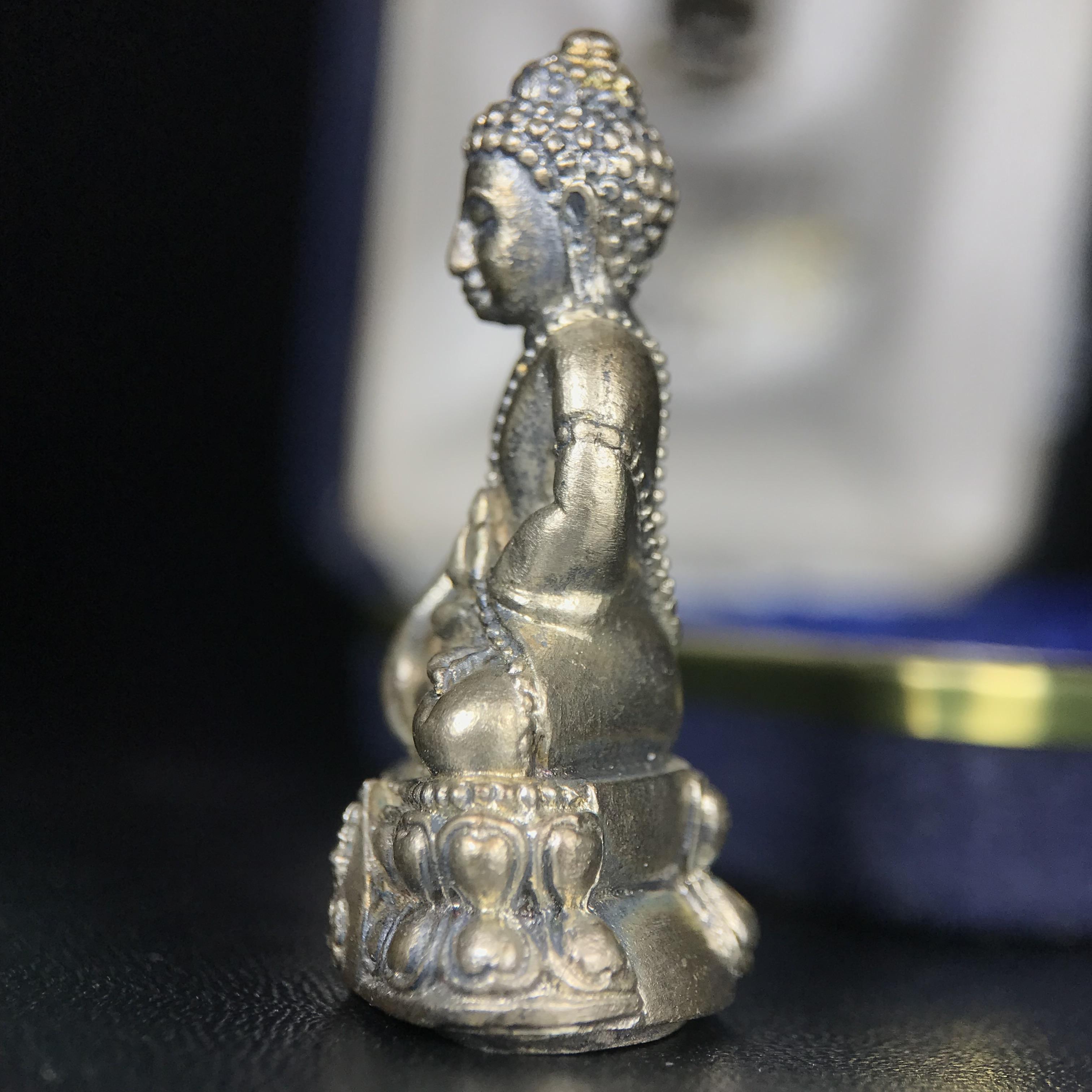 พระกริ่งนวปทุม ภปร. วัดปทุมวนาราม ปี 2535 เนื้อเงิน(ผิวเดิม ผิวน้ำทองทั่วองค์ สวย งดงาม) ขนาดสูง 3.7 ซม. พร้อมกล่องพิเศษบรรจุเดิมครบสมบูรณ์ (ในหลวงรัชกาลที่9เสด็จเททอง)(1ใน3000องค์)นิยมหายาก