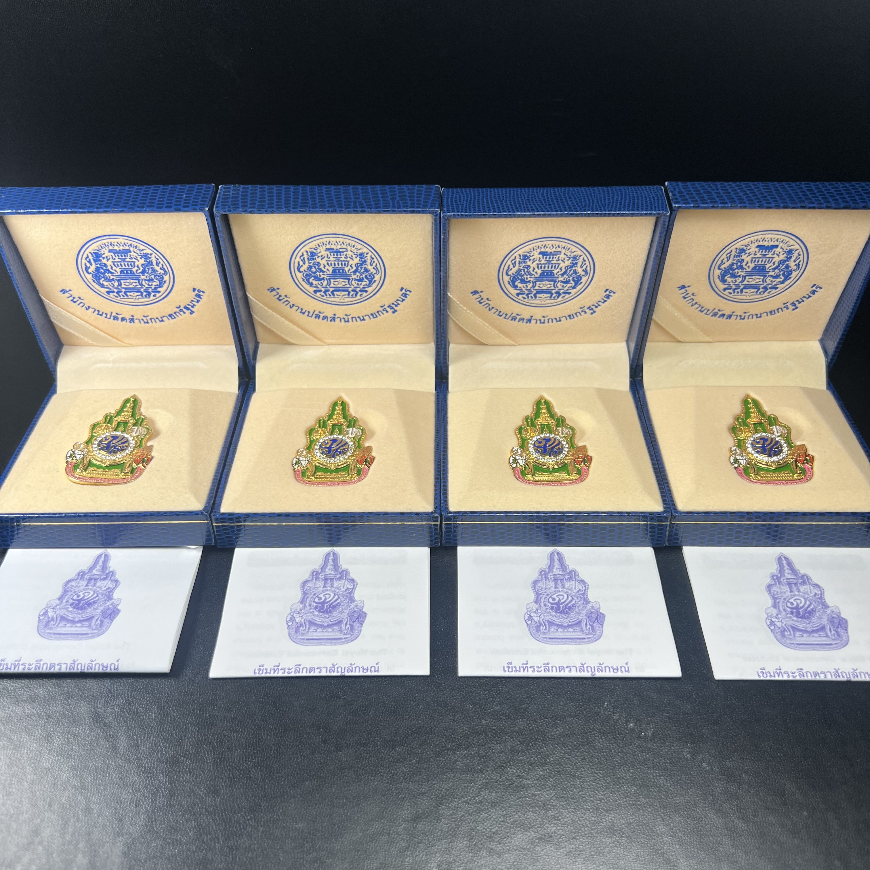 เข็มที่ระลึกตราสัญลักษณ์งานฉลองสิริราชสมบัติครบ 60 ปี พุทธศักราช 2549 ในหลวงรัชการที่ 9 จัดทำขึ้นโดยสำนักงานปลัดสำนักนายกรัฐมนตรี