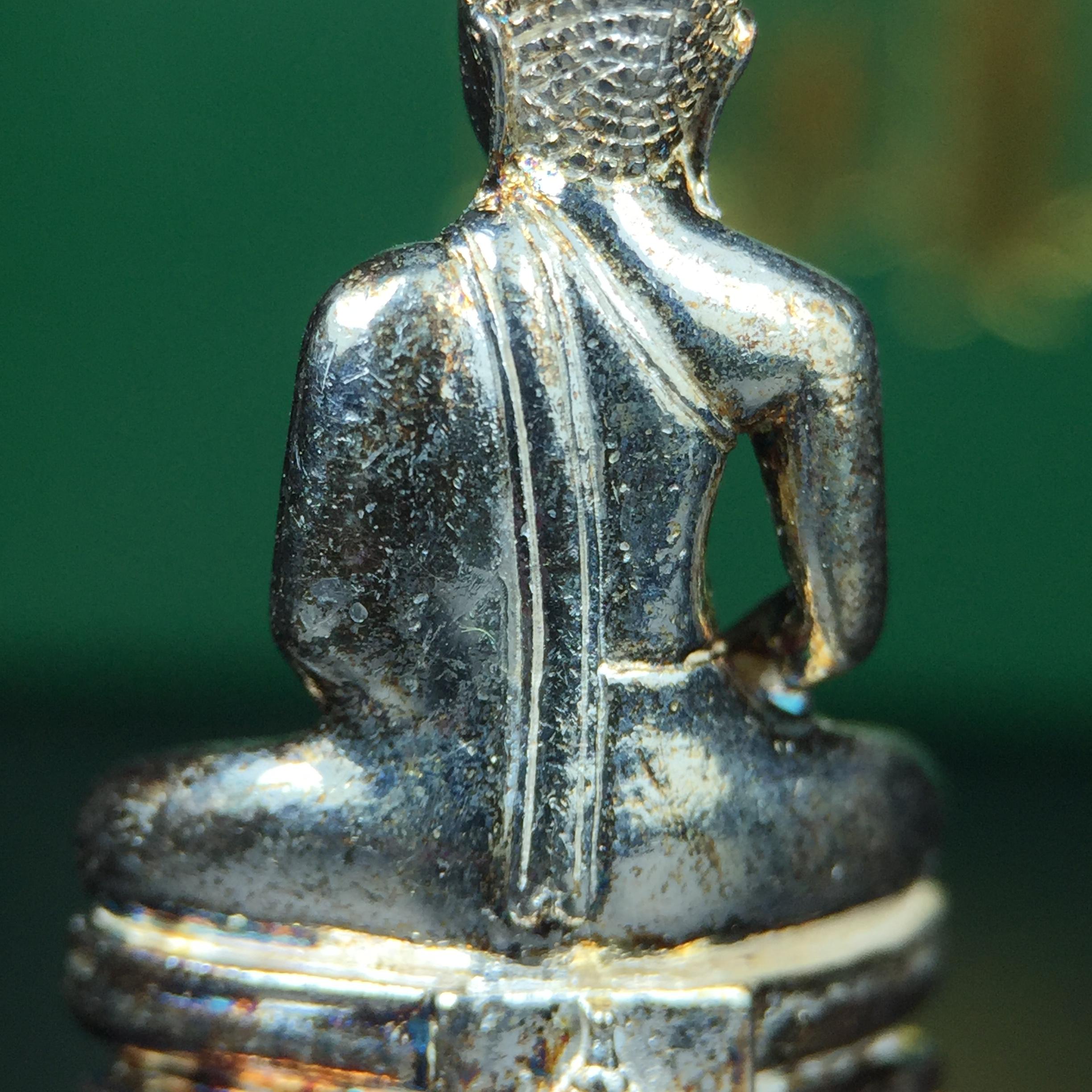 พระพุทธโสธร รุ่น กศก. 120 ปี เนื่องในโอกาสครบ 120 ปี กรมศุลกากร กระทรวงการคลัง จัดสร้าง ปี 2537 เนื้อเงินบริสุทธิ์ 99.9% ผิวขัดเงา(ขึ้นสีรุ้งธรรมชาติสวย)(งานบริษัท แพรนด้า จิวเวลรี่)สวยงดงาม ทรงคุณค่า สีสันที่ธรรมชาติสรรค์สร้าง