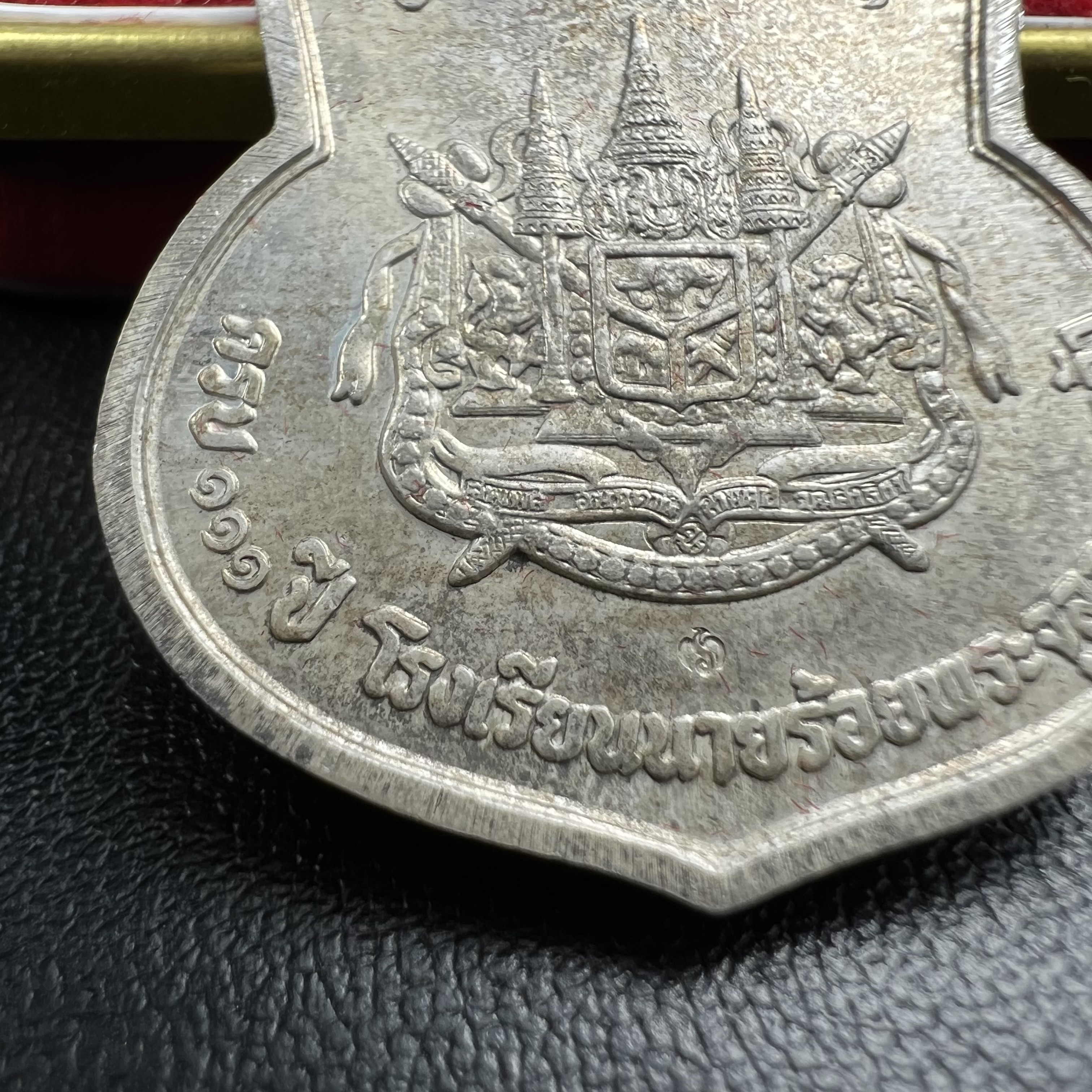 เหรียญที่ระลึกรัชกาลที่ 5 รุ่น ครบ 111 ปี โรงเรียนนายร้อยพระจุลจอมเกล้า ปี 2541 เหรียญทรงเสมาเนื้อเงิน(ขนาดสูง 3.5 ซม.) (ซีนซองเดิมกล่องเดิมครบ) ผลิตโดย กองกษาปณ์ กรมธนารักษ์ สมเด็จพระญาณสังวร สมเด็จพระสังฆราช วัดบวรนิเวศวิหาร ทรงเป็นประธาน(นิยม พิธีใหญ่)