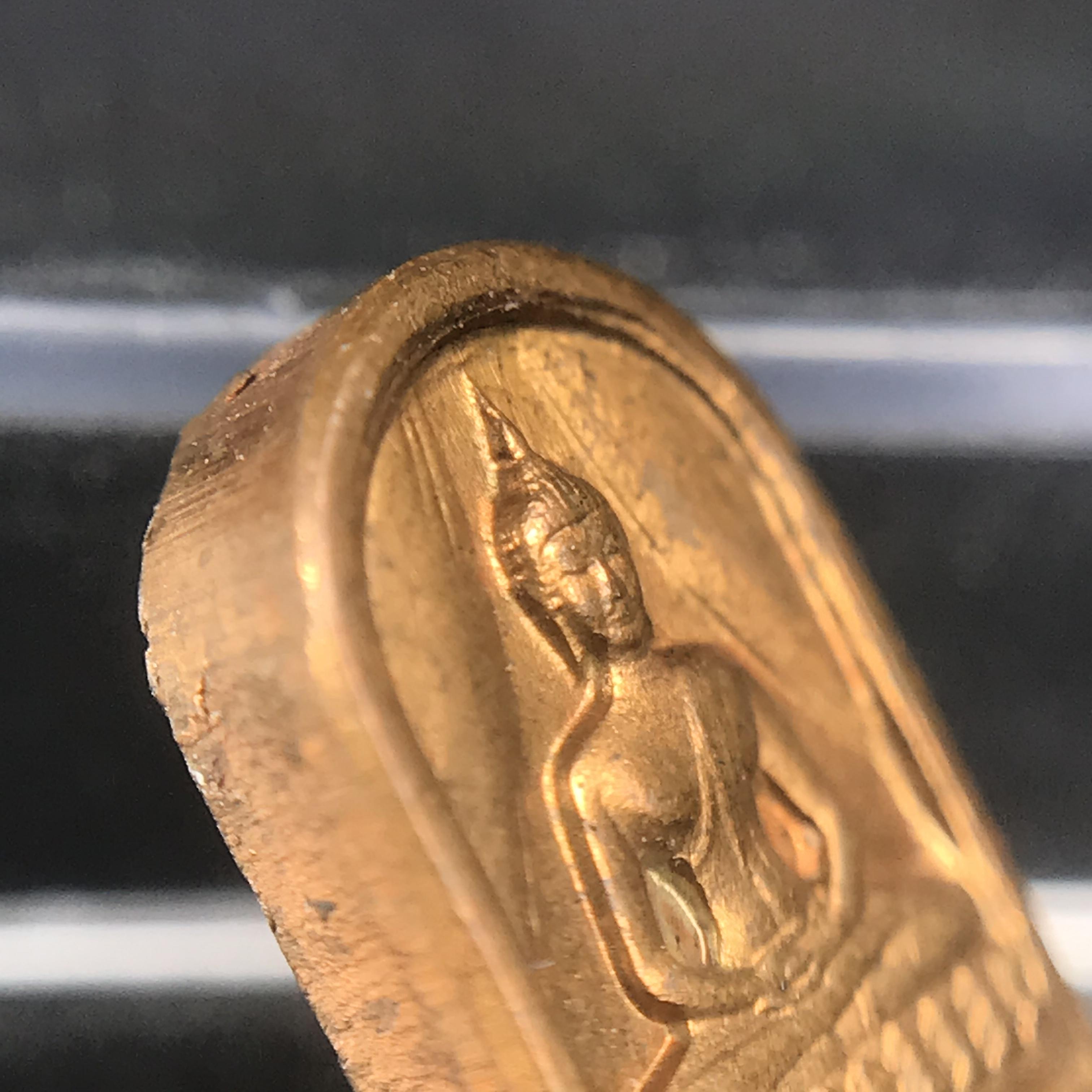 พระปรกใบมะขาม พระพุทธสิหิงค์ ภปร. ธรรมศาสตร์ 50ปี เนื้อทองแดง(คัดสภาพสวย)(ในหลวงรัชกาลที่9 เสด็จเททอง)(พระปรกใบมะขาม ภปร รุ่นแรก)