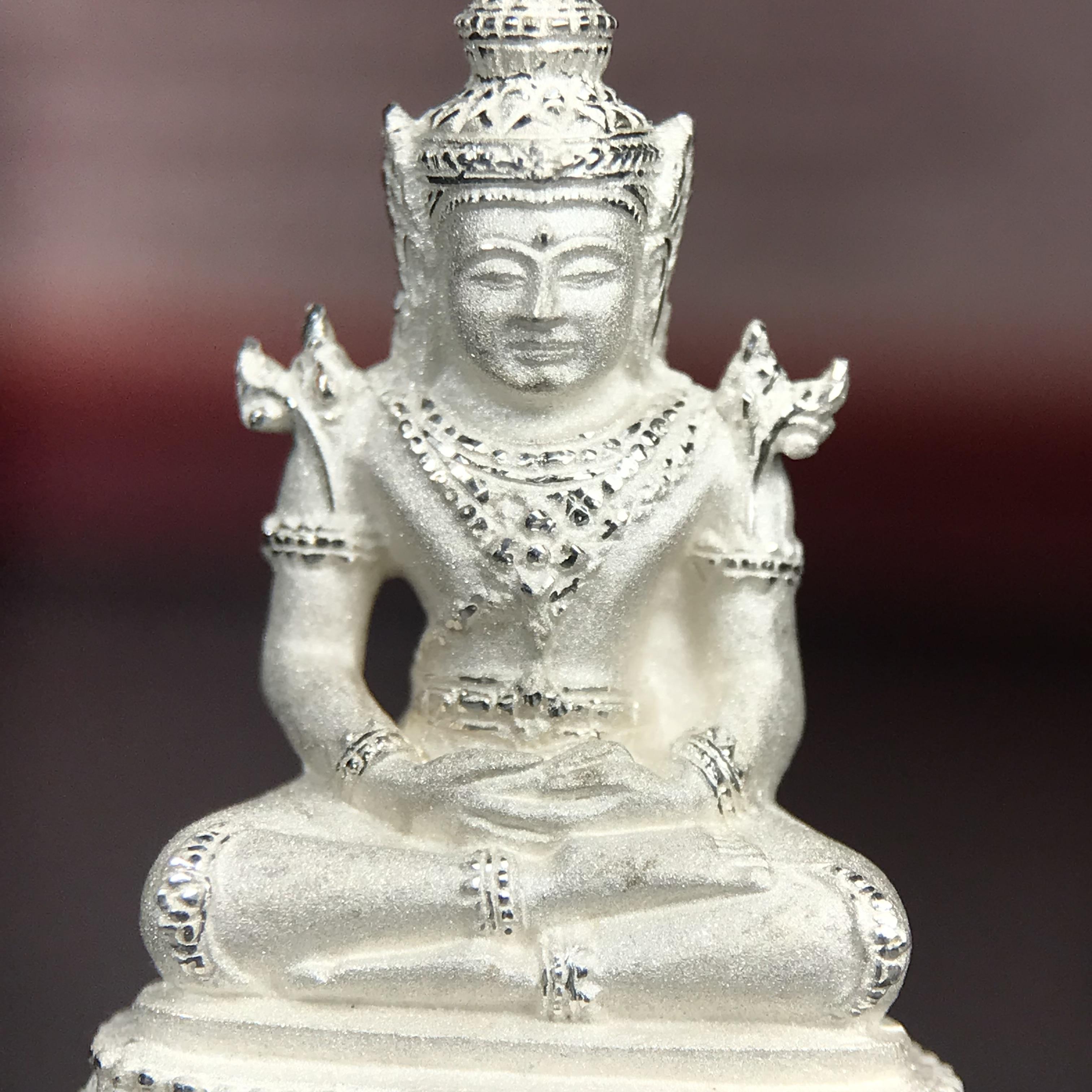 พระแก้วมรกต ภปร.(รุ่นแรก) ปี2545 จัดสร้างในมหาวโรกาส พระบาทสมเด็จพระเจ้าอยู่หัวรัชกาลที่ 9 ครบรอบ 75 พรรษา และฉลองกรุงรัตนโกสินทร์ครบ 220 ปี พิมพ์ลอยองค์ใหญ่ เนื้อเงินบริสุทธิ์ 92.5% ขนาด 19*35 มม. พร้อมกล่องบรรจุเดิม สวยครบสมบูรณ์(องค์หมายเลขคู่สวย ๔๔๗๗)