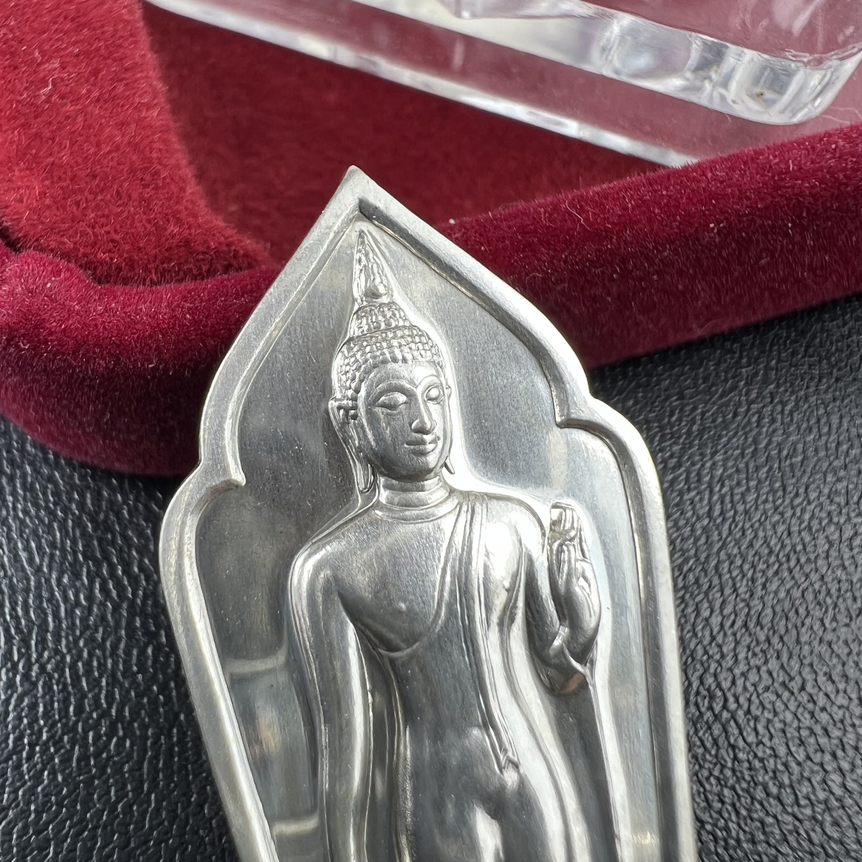 พระพุทธธรรมิกราชบพิตร ภปร. เฉลิมพระเกียรติ 2554 วัดบวรนิเวศวิหาร ขนาดสูง 4.5 ซม. เนื้อเงิน(ตอกโค๊ด Ag)(หายากพบเจอน้อยมาก)ผลิตโดย สำนักกษาปณ์ กรมธนารักษ์ พิธีพุทธาภิเษก ณ พระอุโบสถวัดบวรนิเวศวิหาร สภาพสวย กล่องบรรจุเดิมครบสมบูรณ์(1 ใน 2555 เหรียญ)หายาก