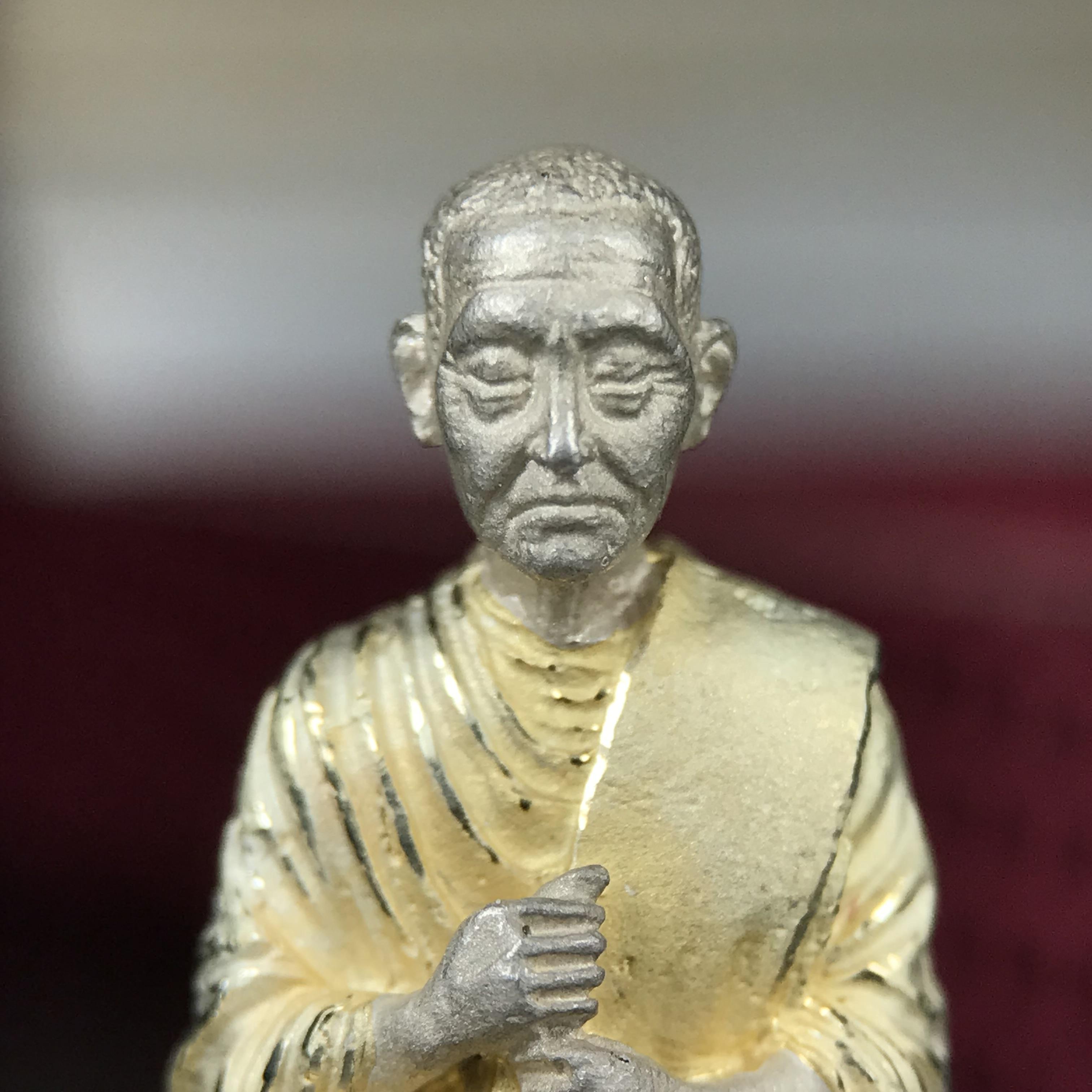 รูปเหมือนสมเด็จพระพุฒาจารย์ (โต พรหมรังสี)วัดใหม่อมตรส บางขุนพรหม ปี2540 รุ่นกาญจนาภิเษก จัดสร้างในวโรกาสที่รัชกาลที่ 9 ทรงครองสิริราชสมบัติ ครบ 50ปี ลอยองค์พิมพ์ใหญ่ เนื้อเงินบริสุทธิ์ 99.9% แบบชุบสามกษัตริย์ขัดเงาบางส่วน พร้อมกล่องบรรจุเดิมครบ