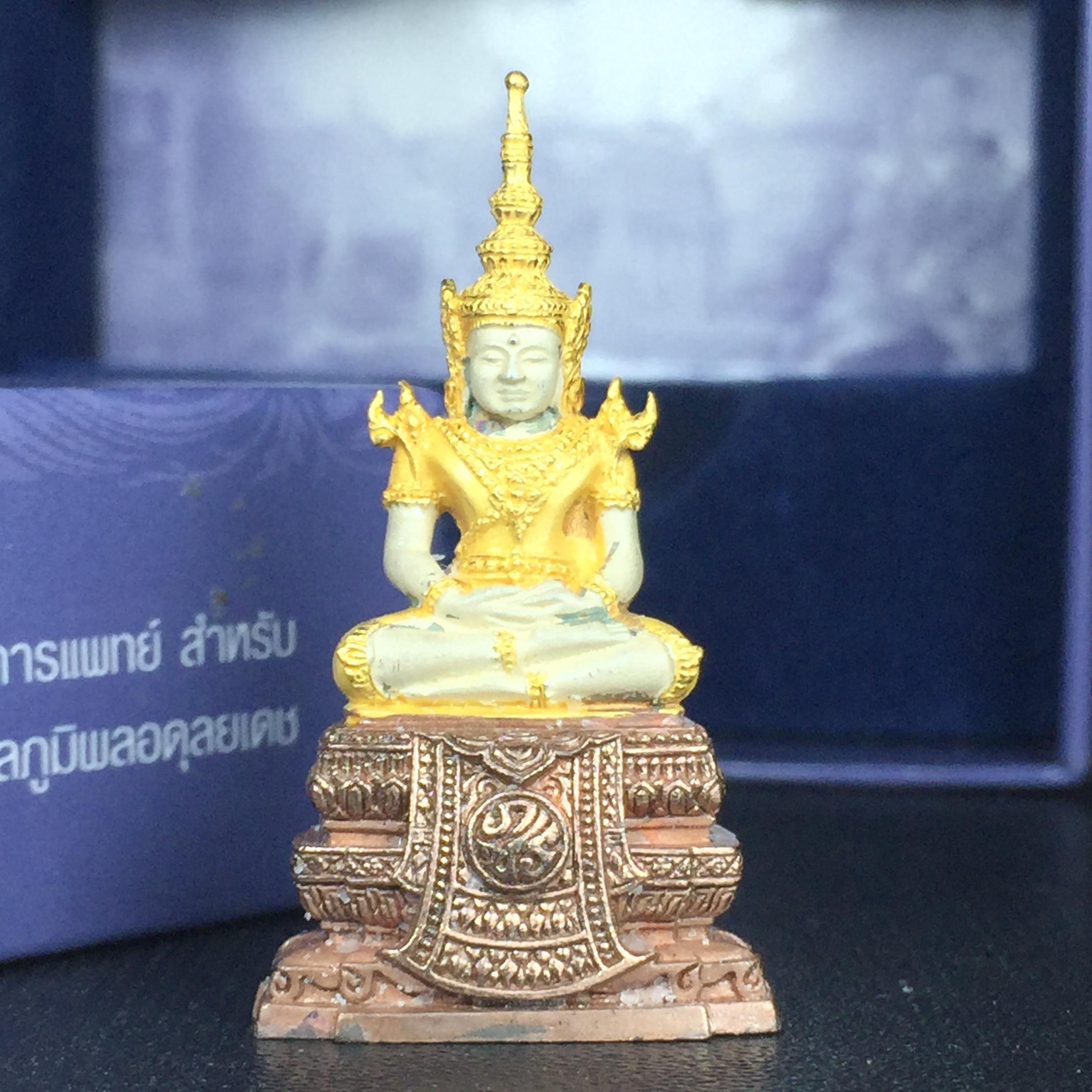 พระแก้วมรกต ภปร. ปี2547 จัดสร้างโดย รพ.ภูมิพลฯ เนื้อเงิน (3 กษัตริย์)ลอยองค์ หน้าตัก 1/2 นิ้ว(1ใน3000องค์)