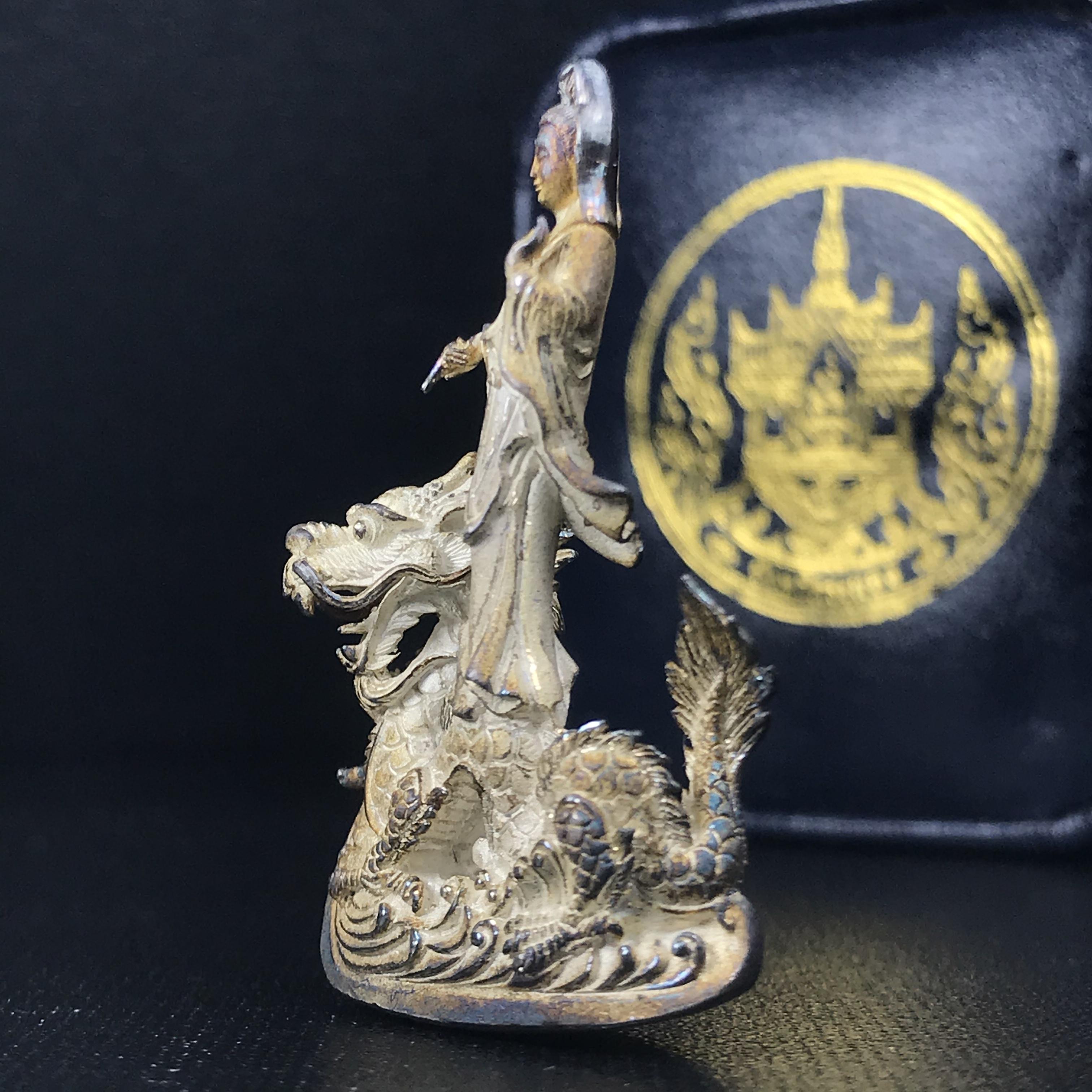 รูปหล่อลอยองค์พระโพธิสัตว์กวนอิม ทรงประทับมังกร จ.ระนอง เนื้อเงิน พิมพ์ใหญ่(สภาพผิวเดิม ขึ้นสีรุ้งธรรมชาติ แบบนิยม) เฉลิมฉลองในวโรกาสที่พระบาทสมเด็จพระเจ้าอยู่หัวทรงครองสิริราชสมบัติครบ 50 ปี จ.ระนอง พ.ศ.2539