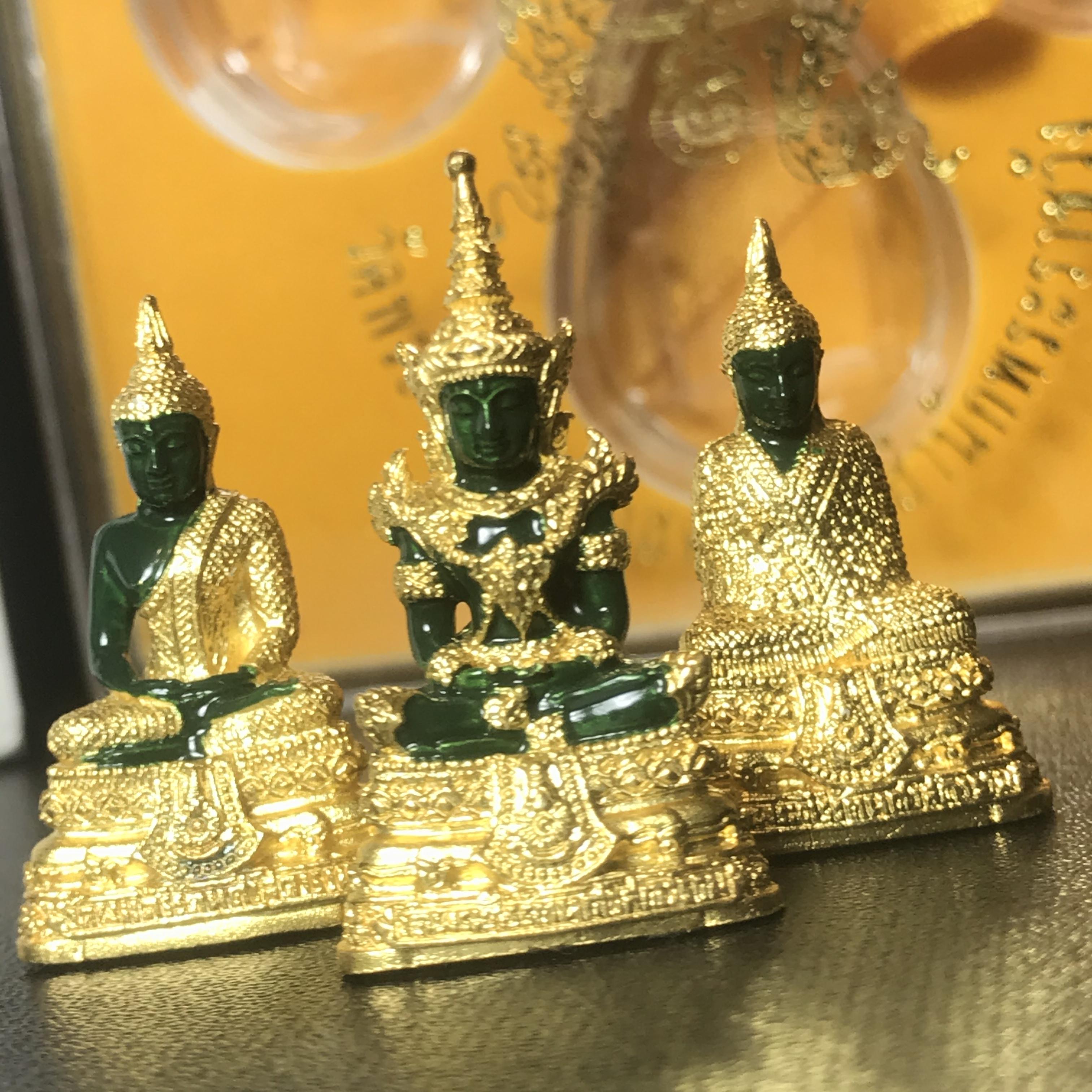 พระพุทธมหามณีรัตนปฏิมากร(พระแก้วมรกต) วัดพระศรีรัตนศาสดาราม สำนักพระราชวัง จัดสร้าง ชุด3 ฤดู ร้อน ฝน หนาว(บรรจุมวลสารใต้ฐาน)