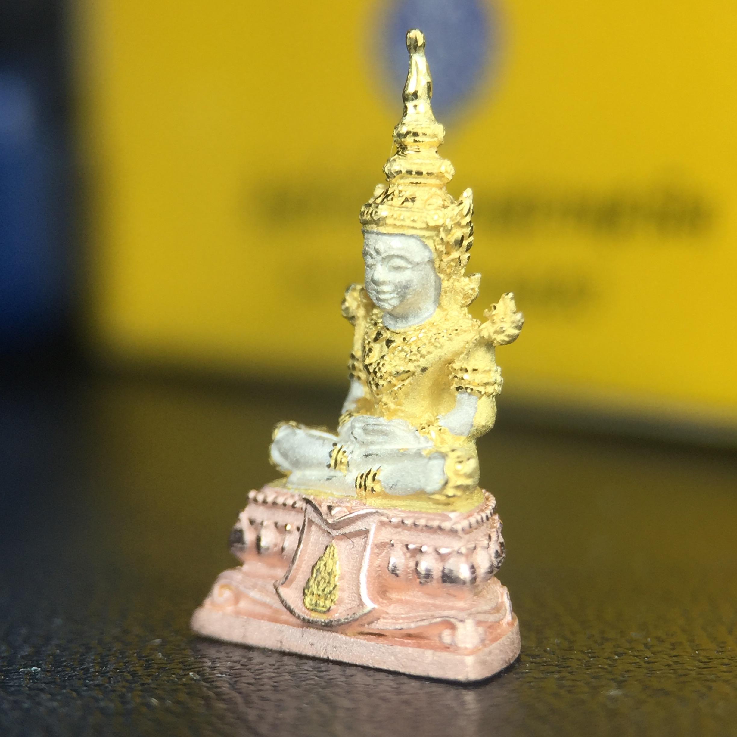 พระแก้วมรกต(จำลอง)ลอยองค์ ขนาดหน้าตัก 1/4 นิ้ว ทรงเครื่องฤดูร้อน เนื้อเงินสามกษัตริย์ ตราสัญลักษณ์ฉลองสิริราชสมบัติครบ 60 ปี พ.ศ.2549(สภาพสวย ครบ สมบูรณ์)