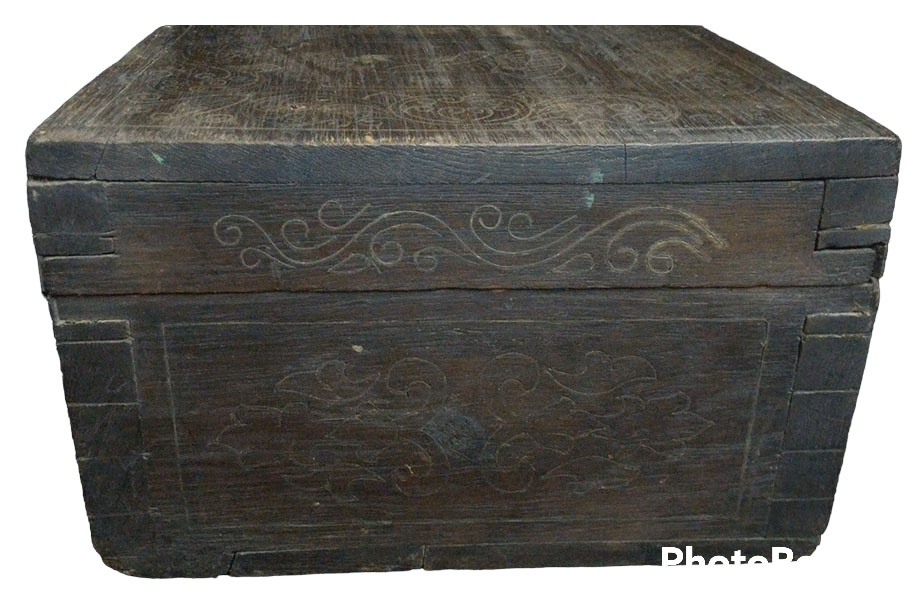 กล่องไม้เก่าตอกลายด้วยเส้นทองเหลือง-BPT2745-